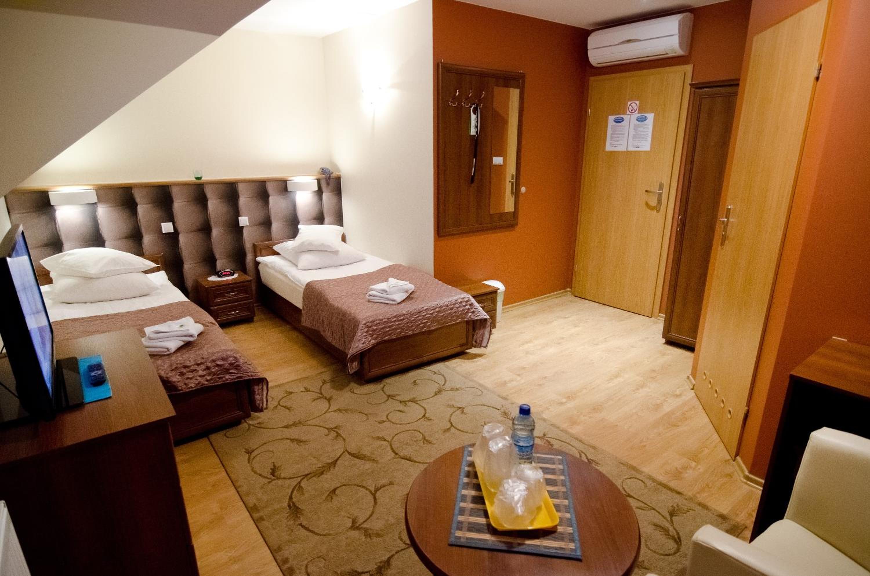 Large Twin Room - Photo 10
