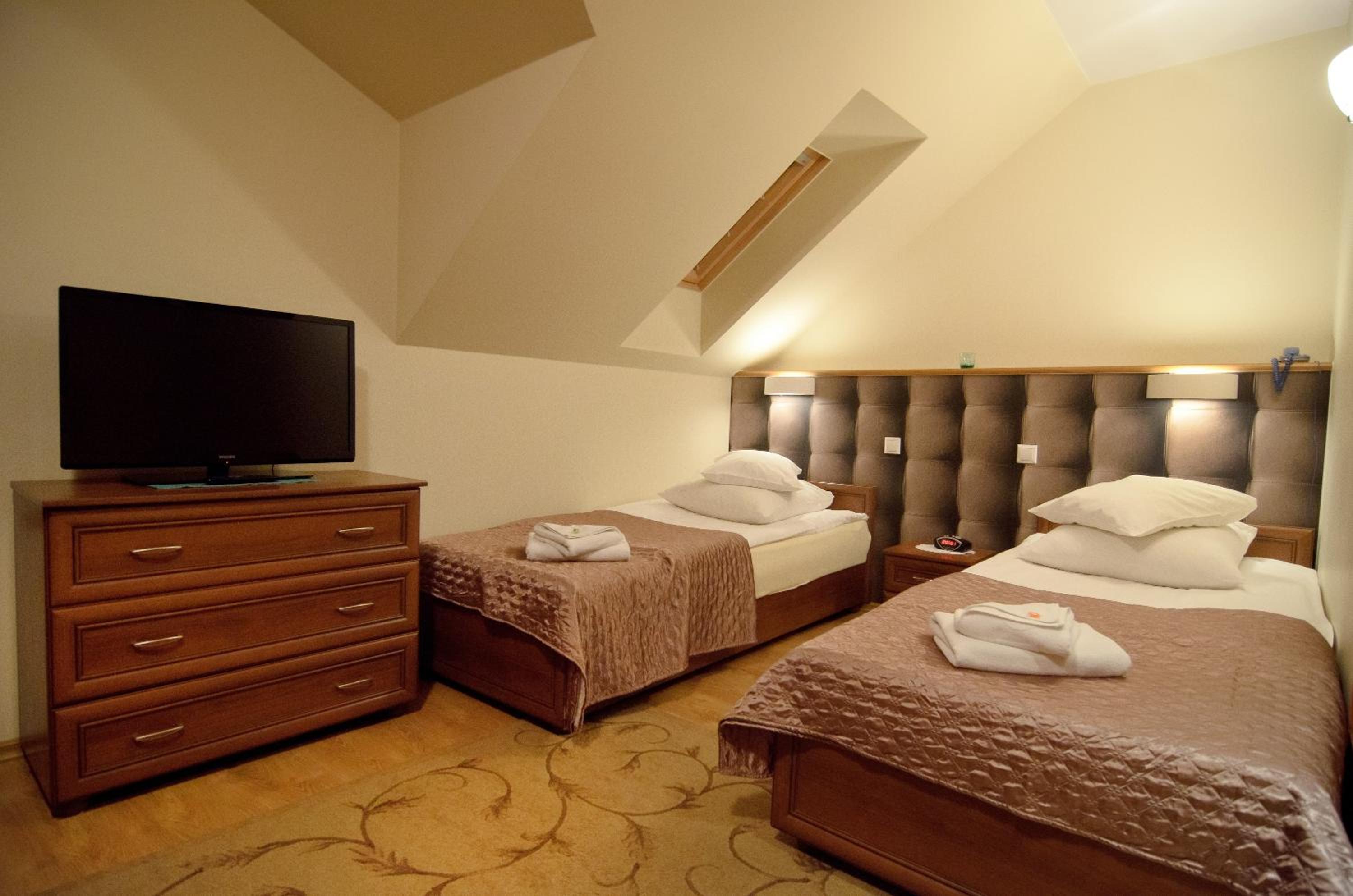 Double or Twin Room - Photo 8