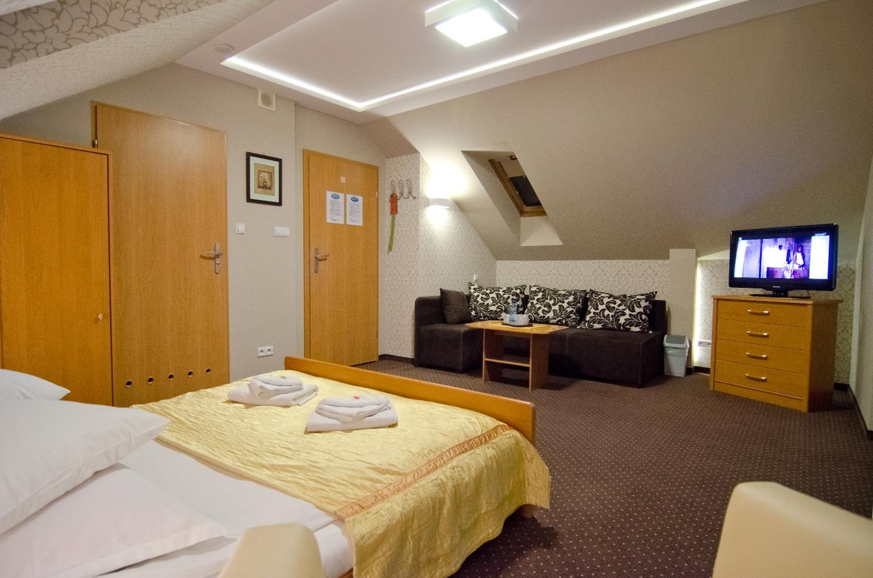 Deluxe Double Room with Balcony - Photo 3