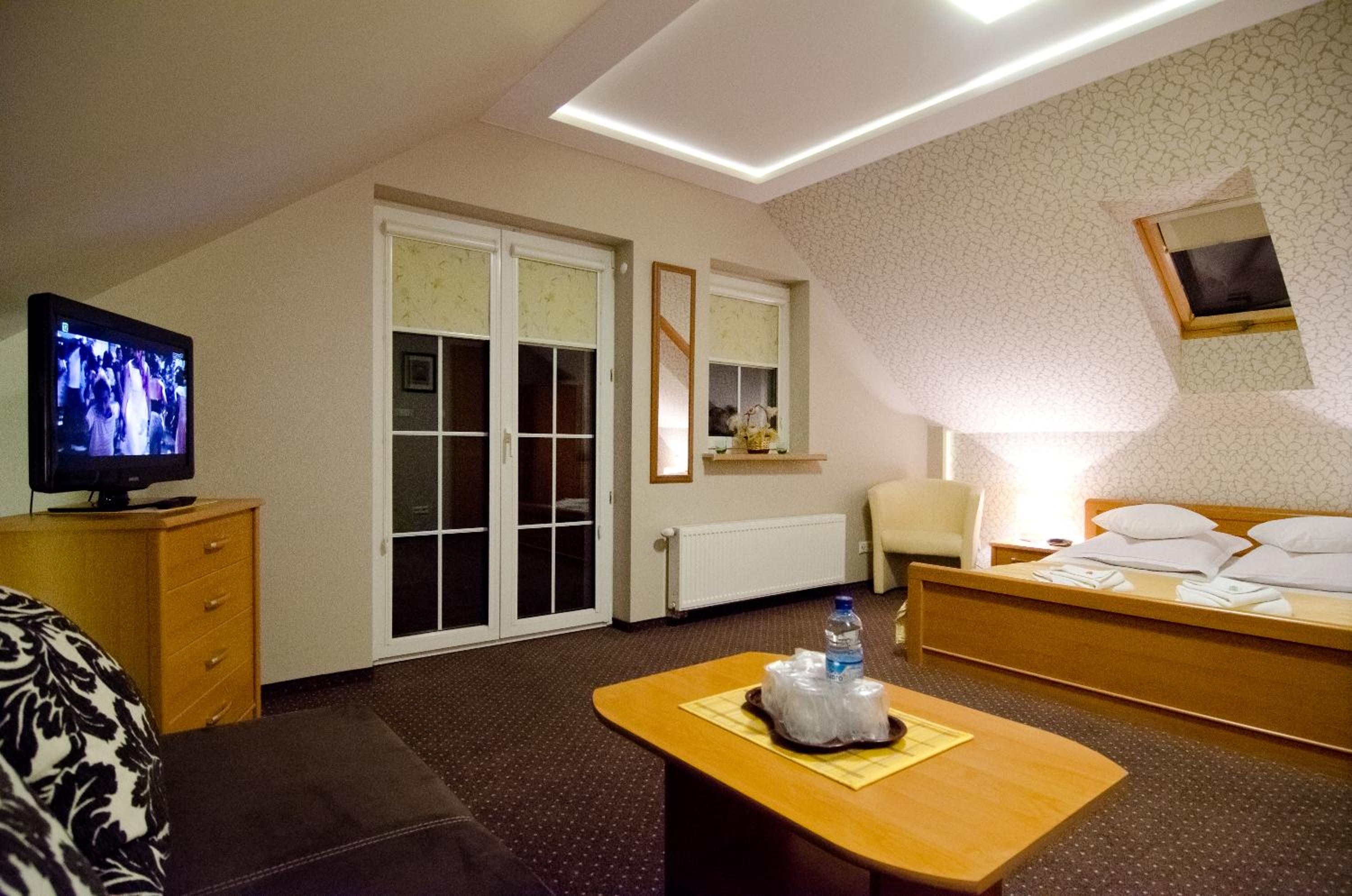 Deluxe Double Room with Balcony - Photo 12
