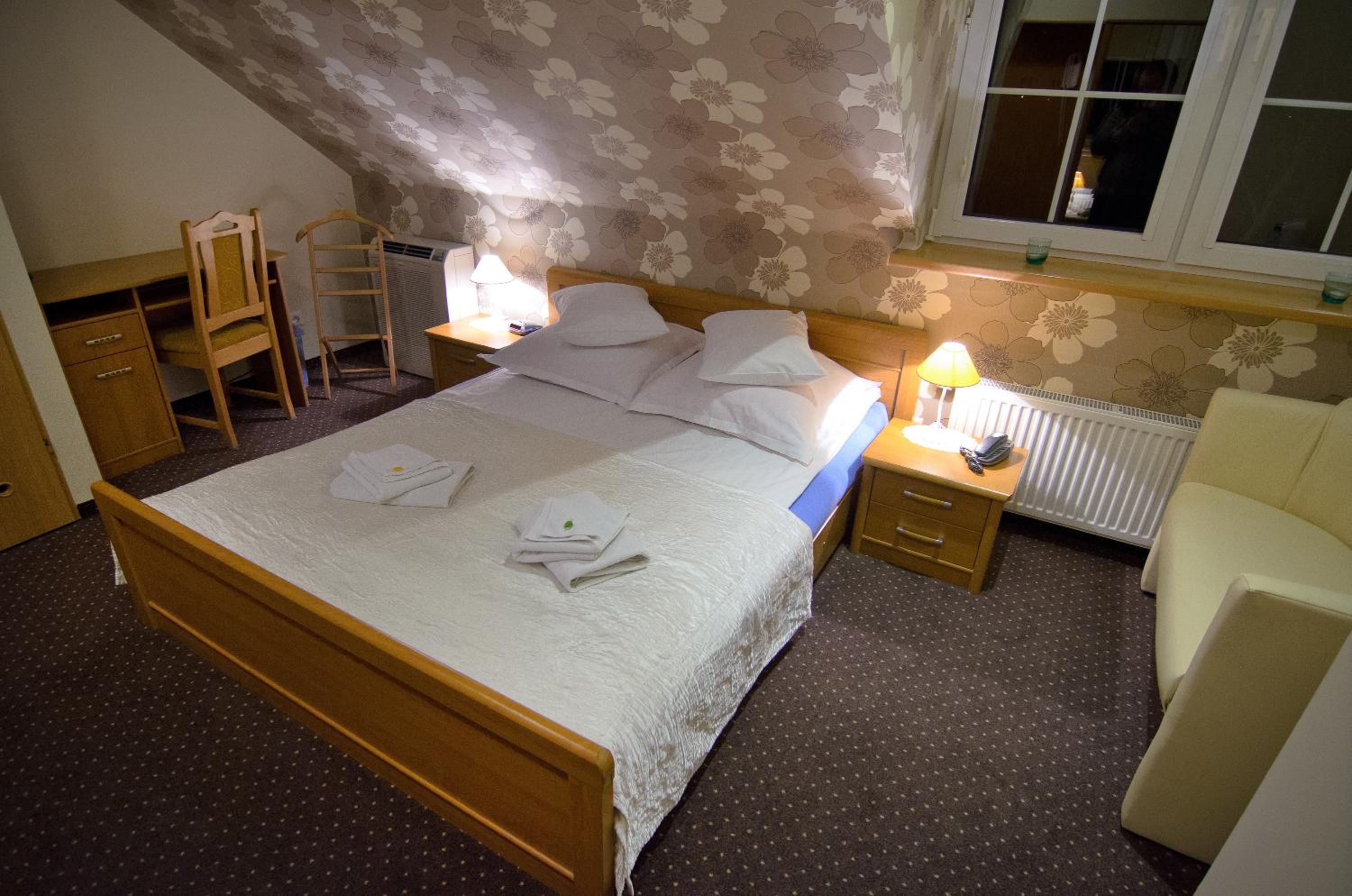 Double or Twin Room - Photo 10