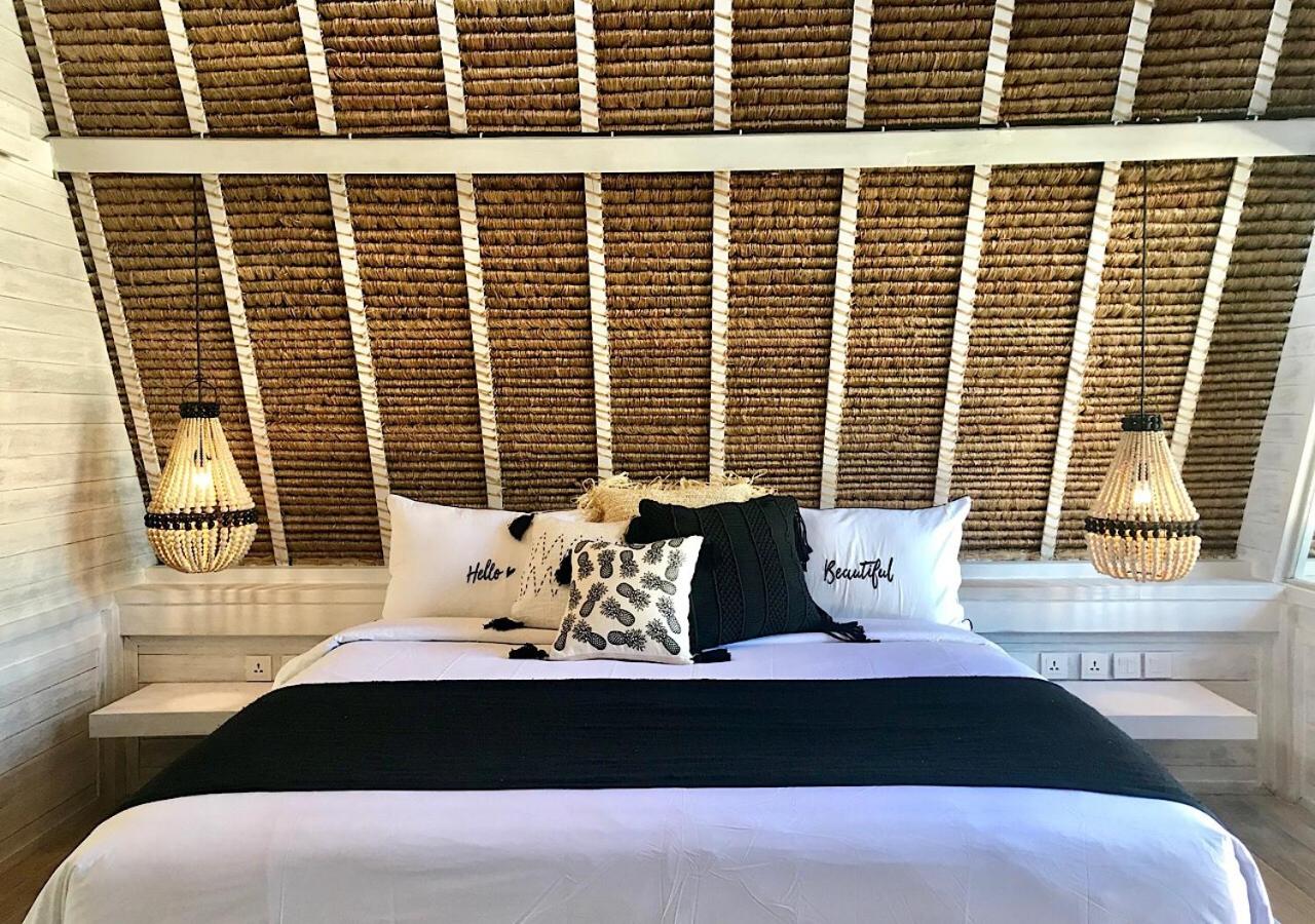 Double Room with Pool View - Photo 12