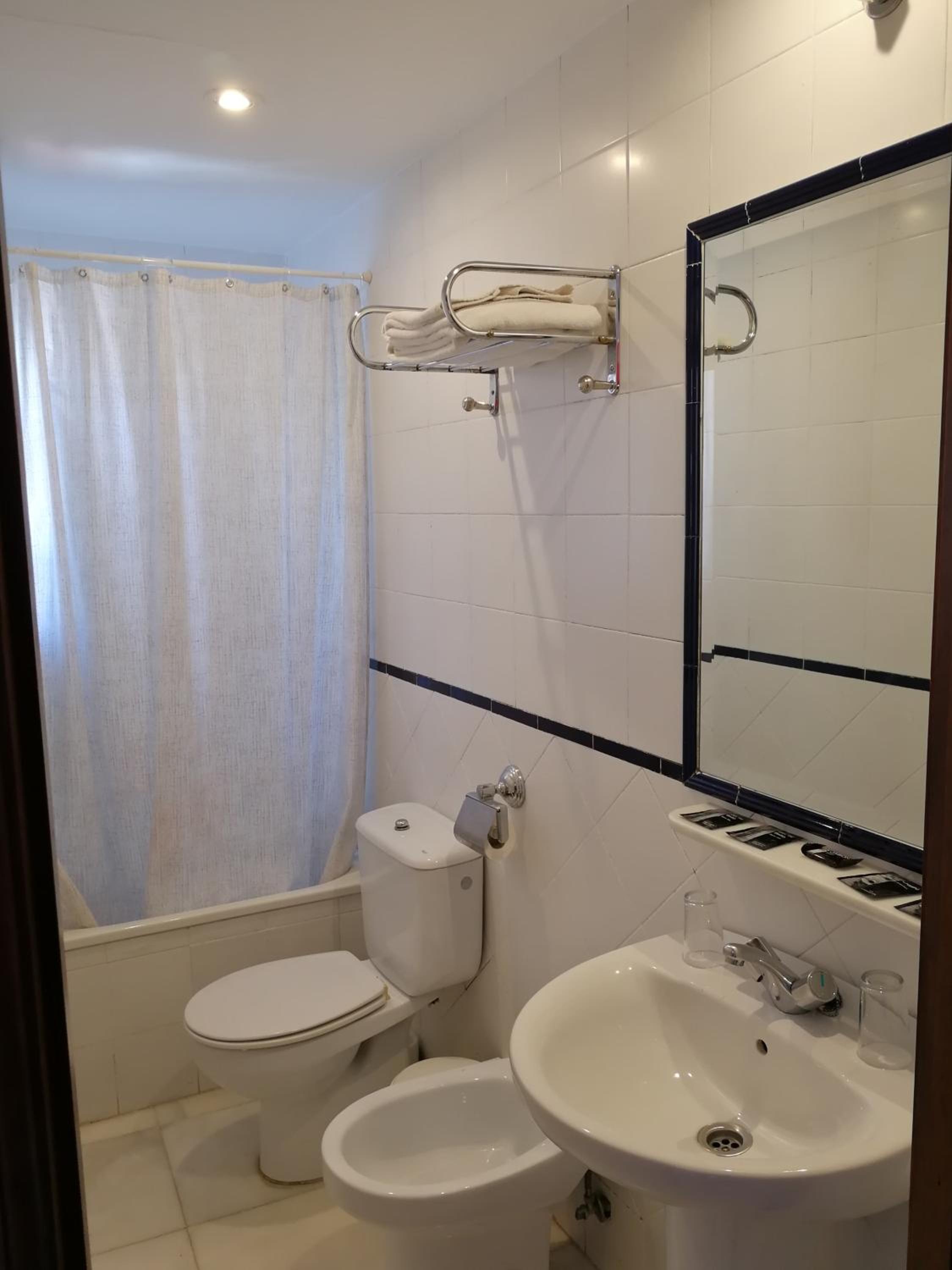 Double or Twin Room - Photo 9