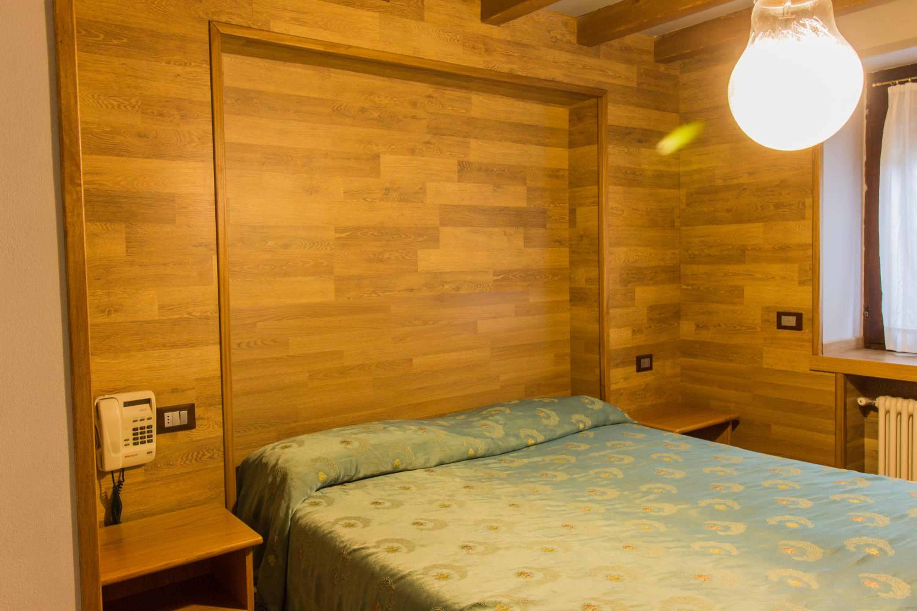 Double or Twin Room with Private Bathroom - Photo 13