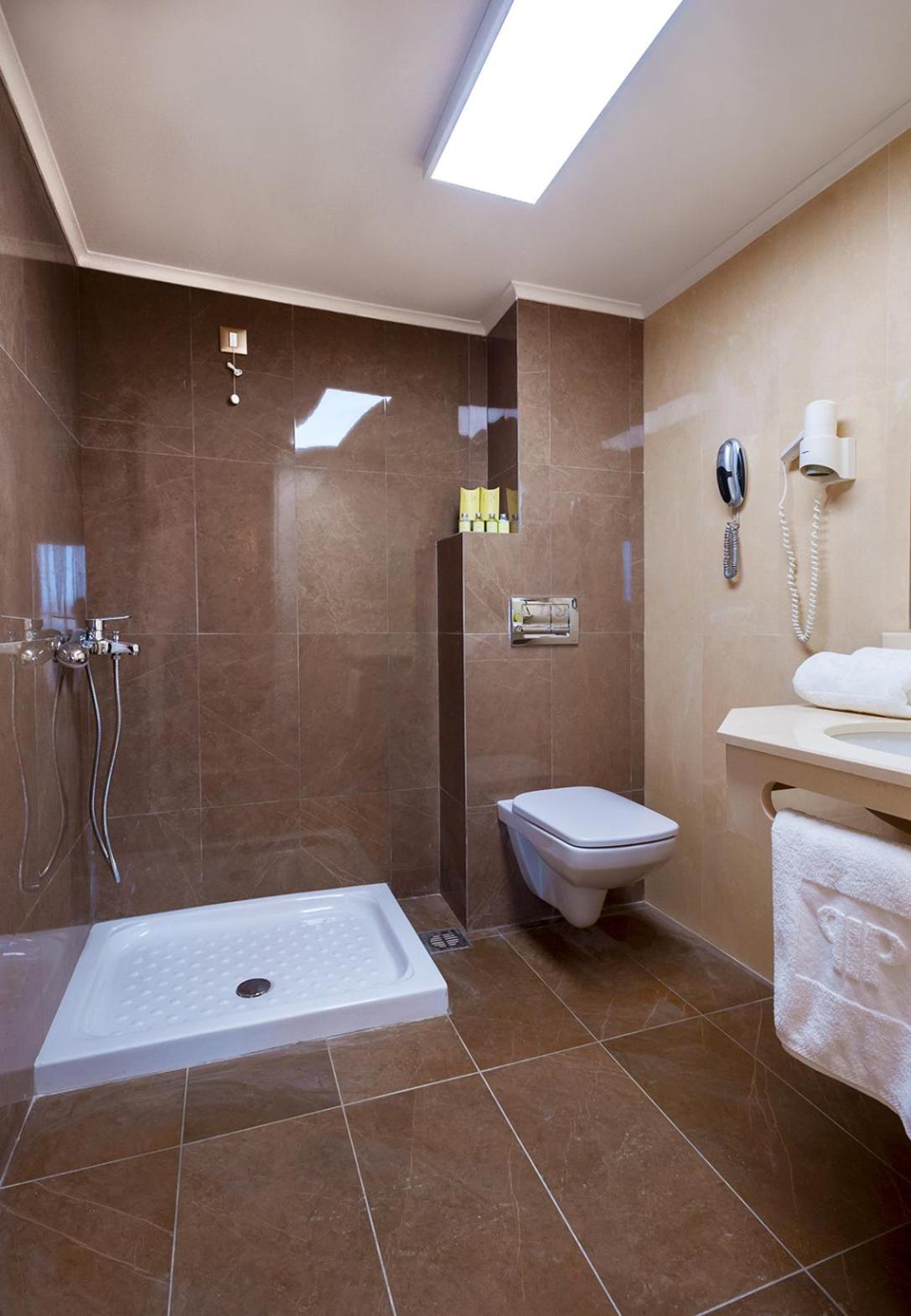 Superior Suite - Photo 11