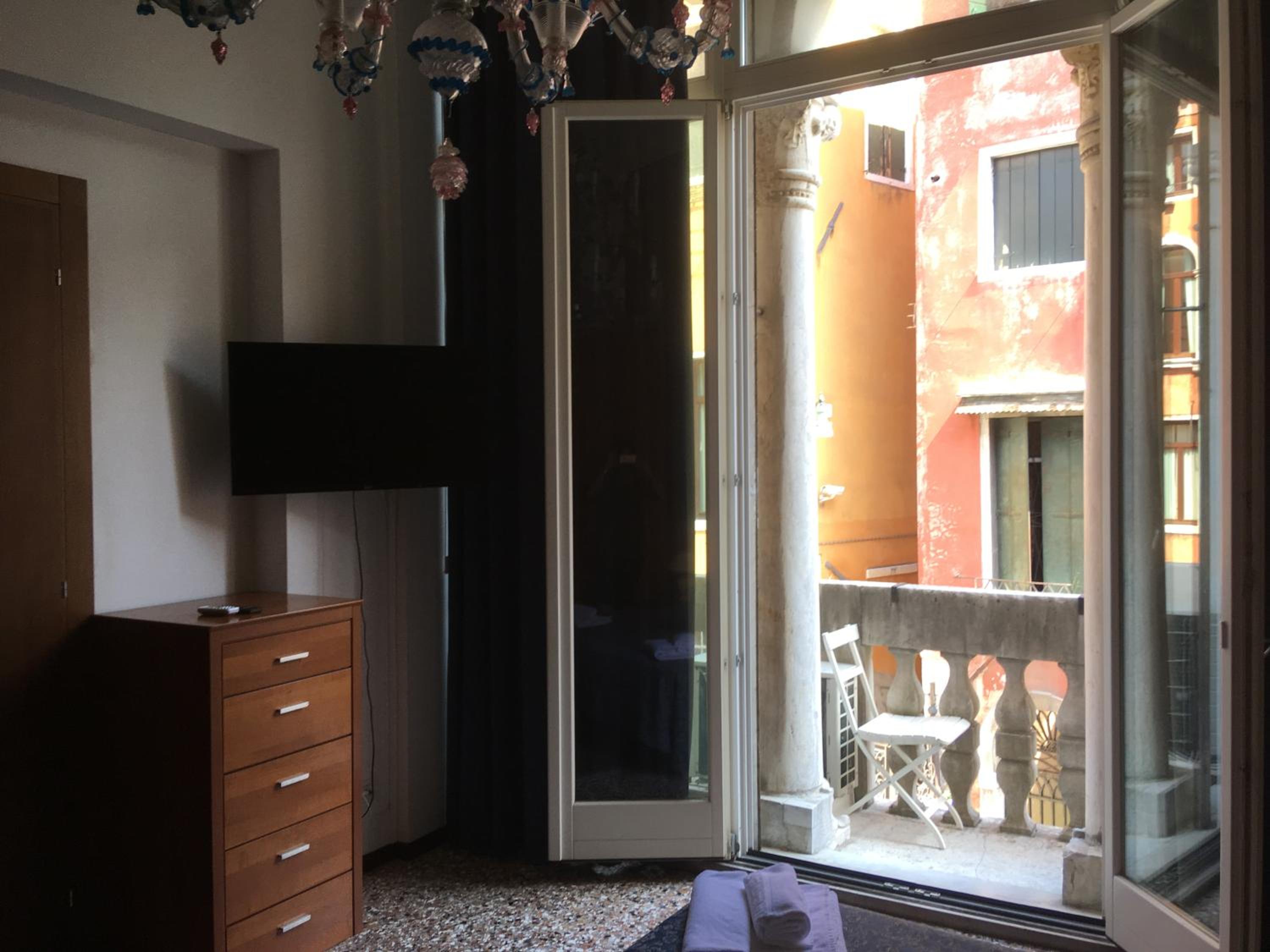 Double Room with Balcony and Canal View photo 1