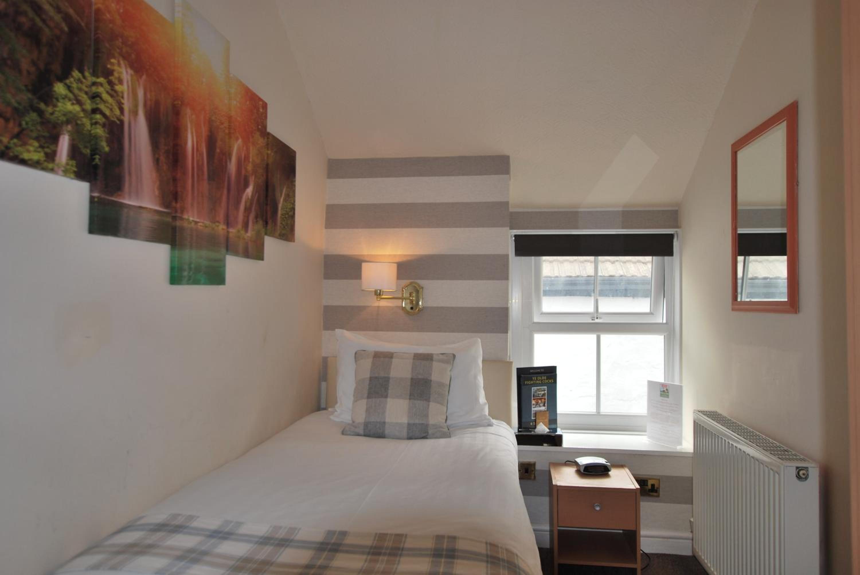 Cozy Single Room with Private External Bathroom - No Pets