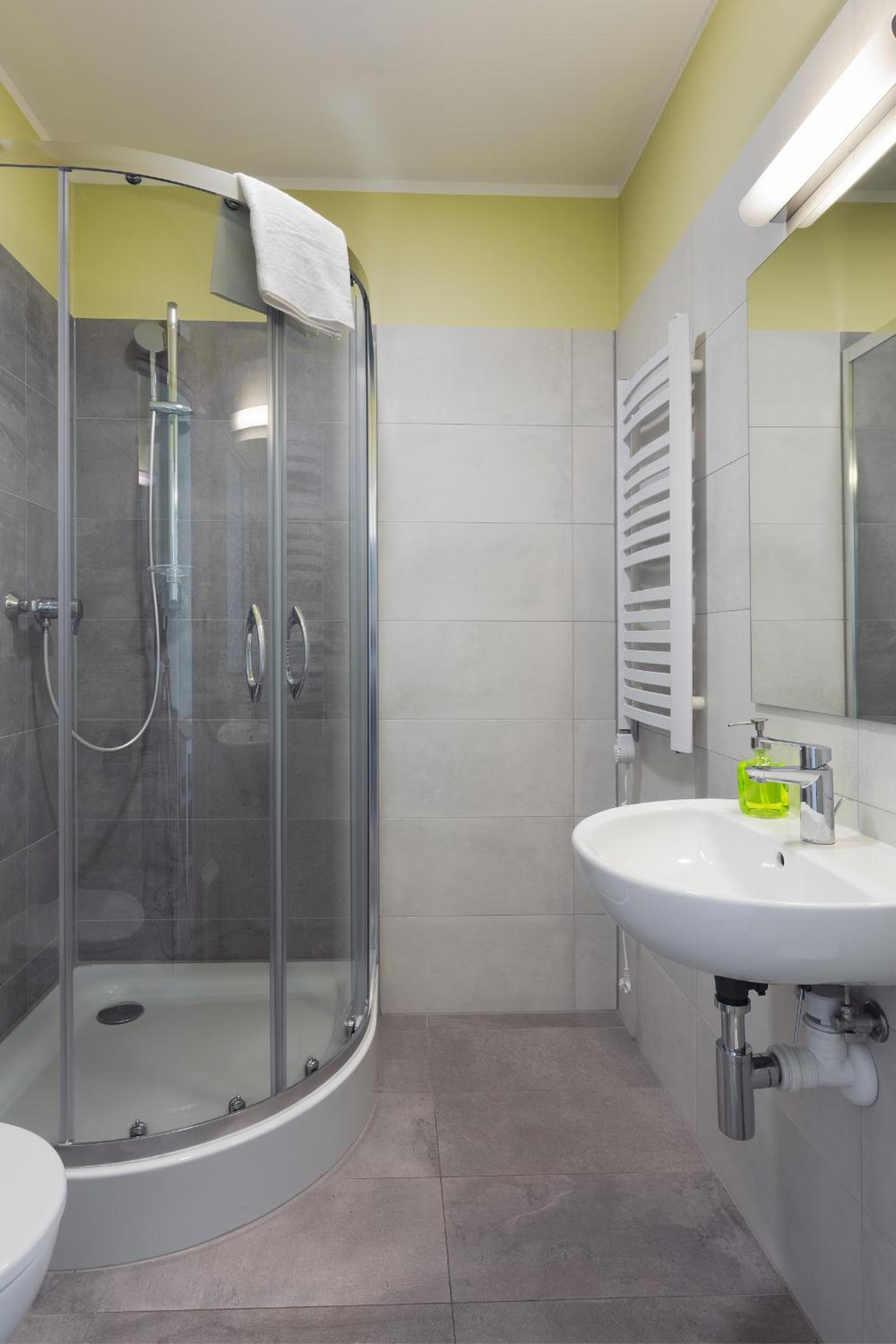 Triple Room with Private Bathroom - Photo 8