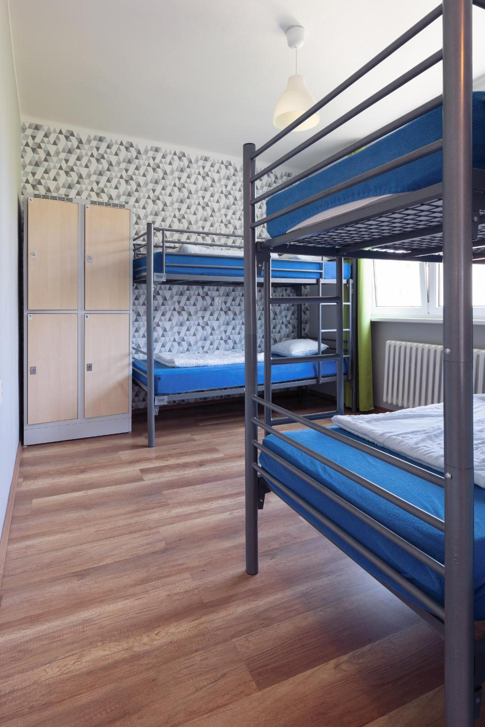 Quadruple Room with Private Bathroom - Photo 11