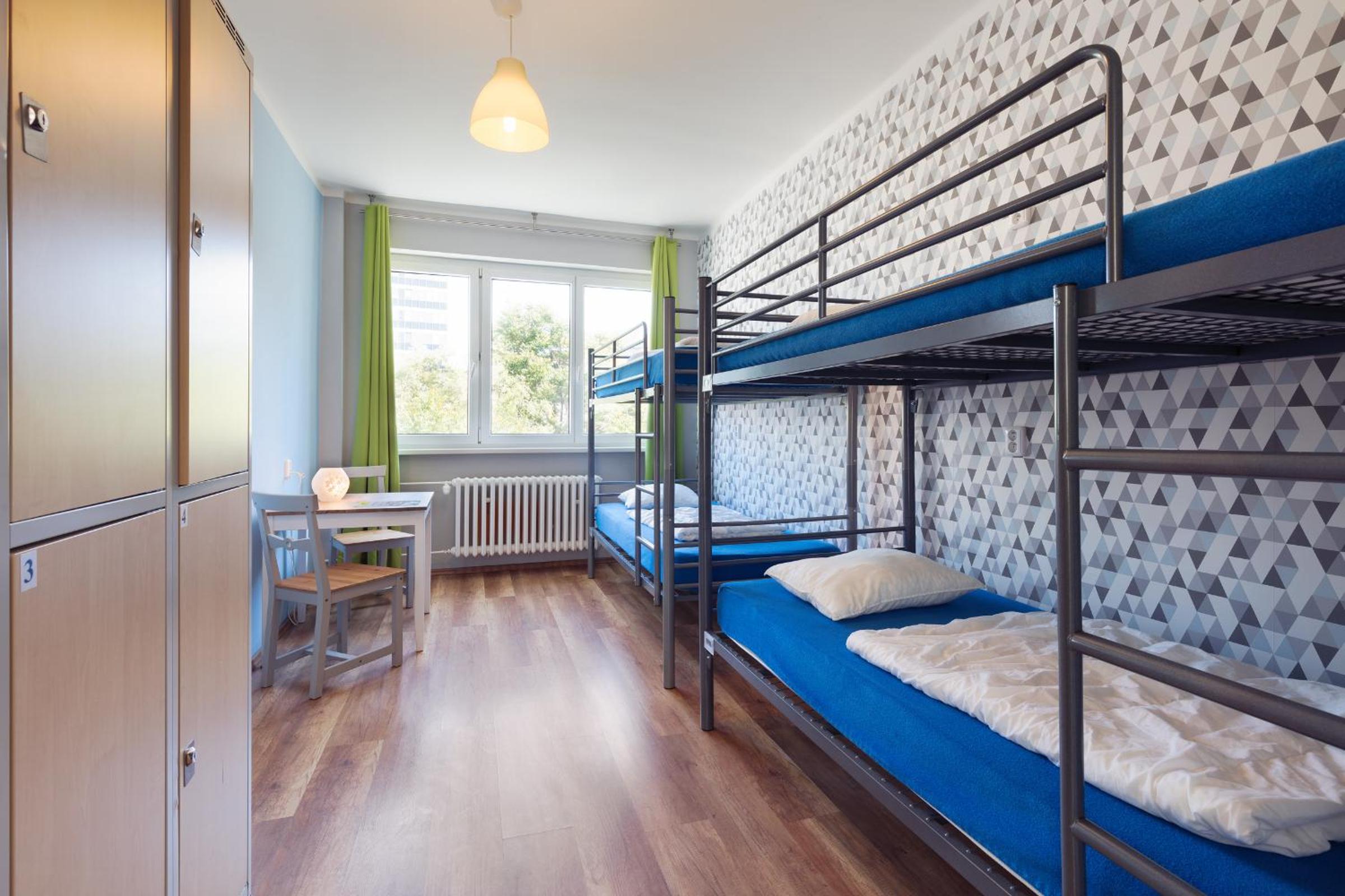 Quadruple Room with Private Bathroom - Photo 9
