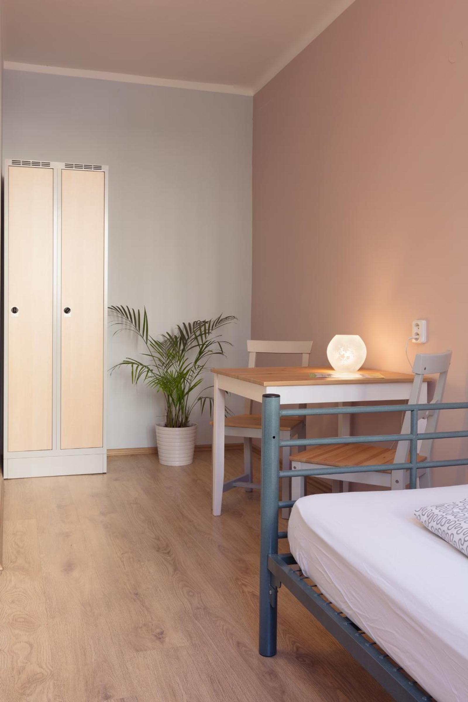 Twin Room with Private Bathroom - Photo 14
