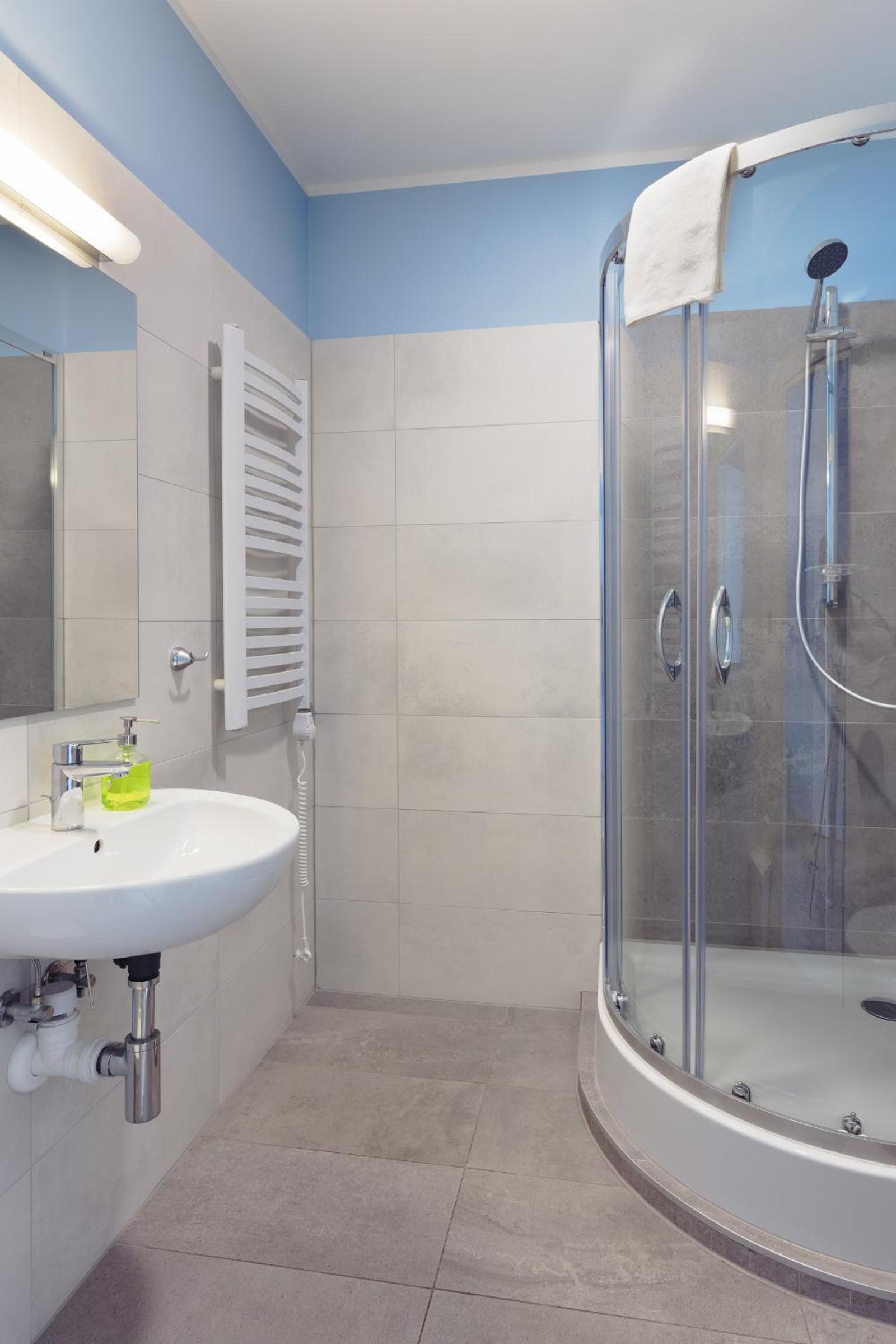 Triple Room with Private Bathroom - Photo 2