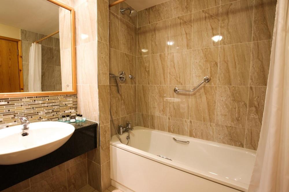 Family Room (2 Adults + 2 Children) - Photo 4