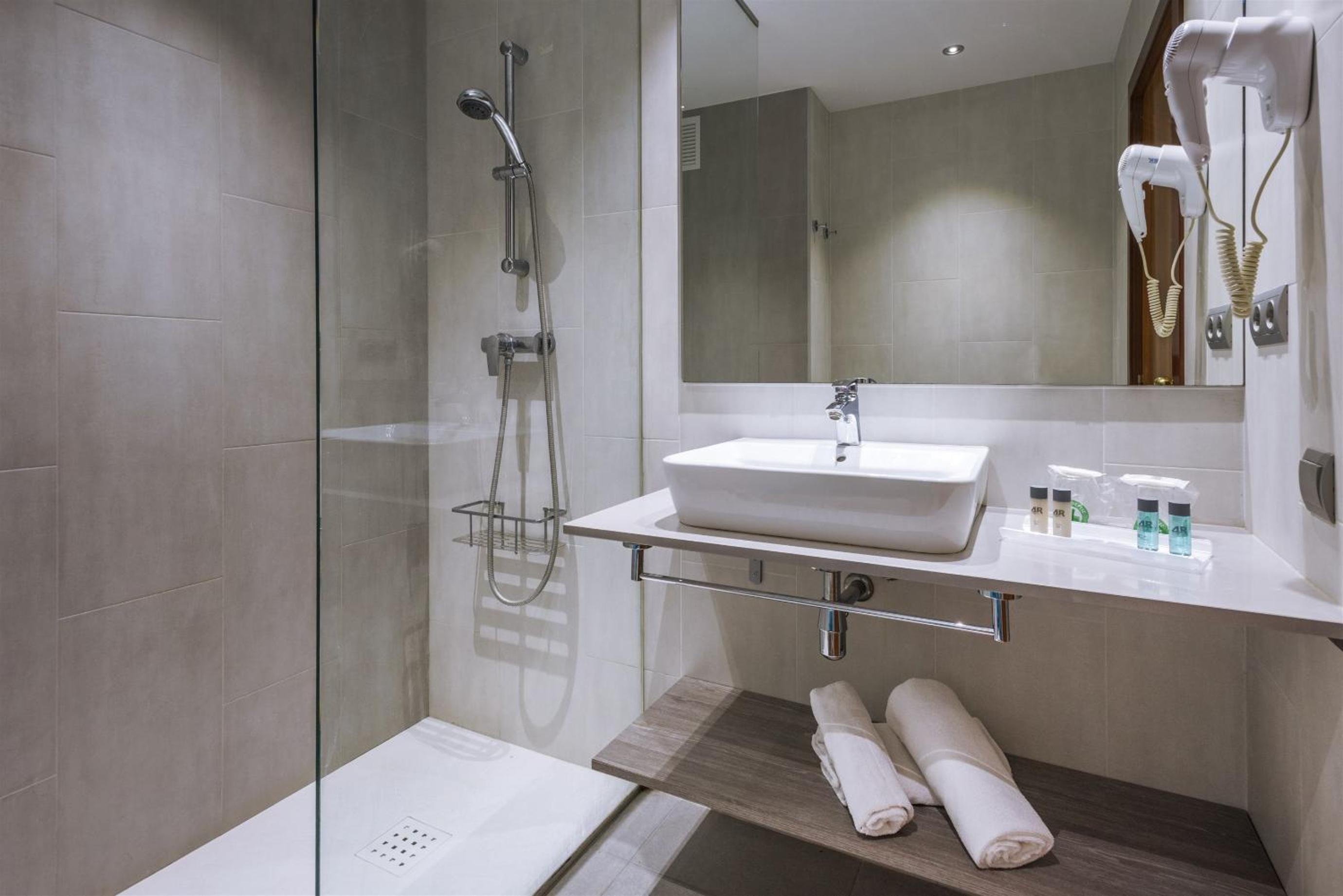 Standard Triple Room (2 Adults + 1 Child) - Photo 8