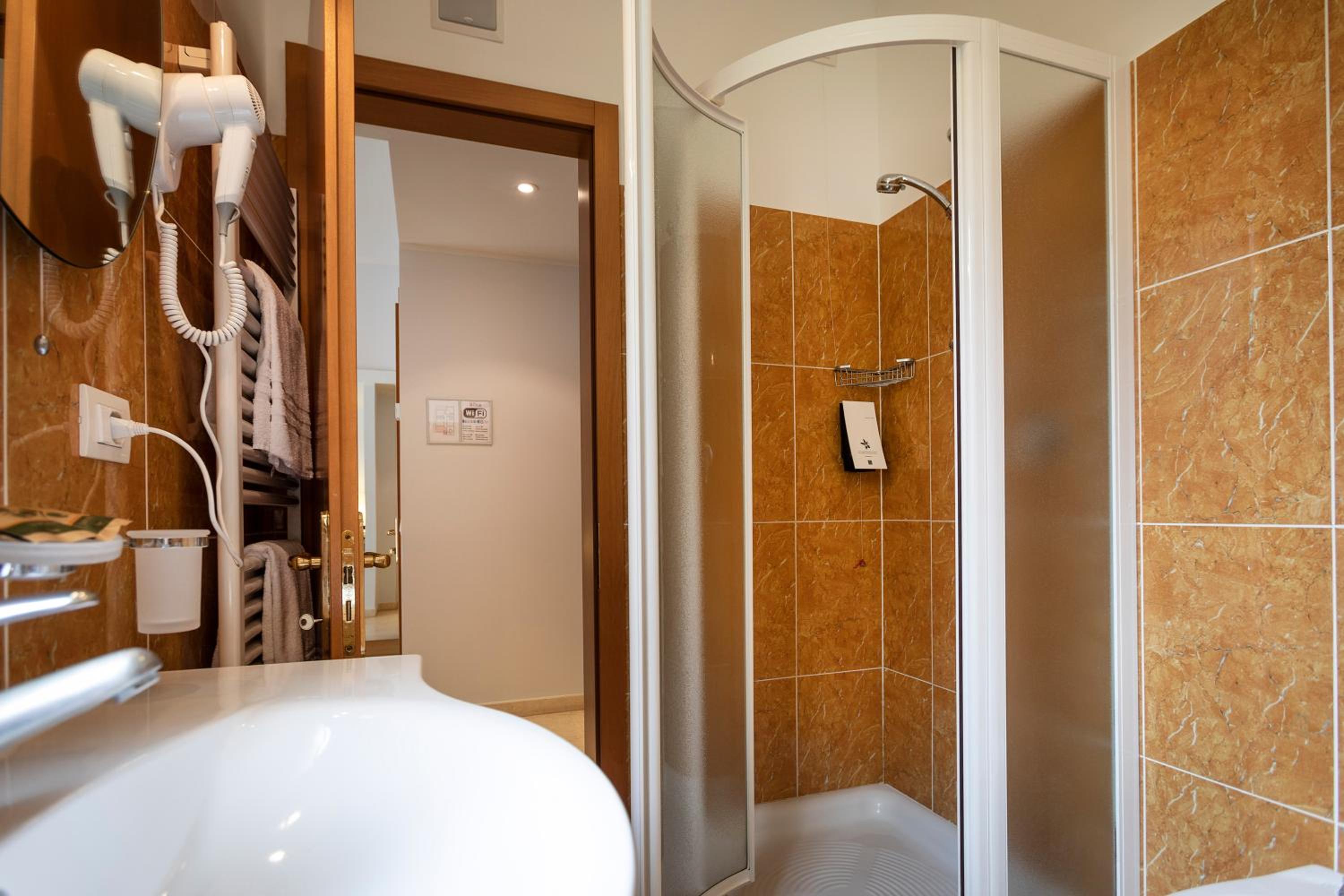 Triple Room with Lake View - Photo 42