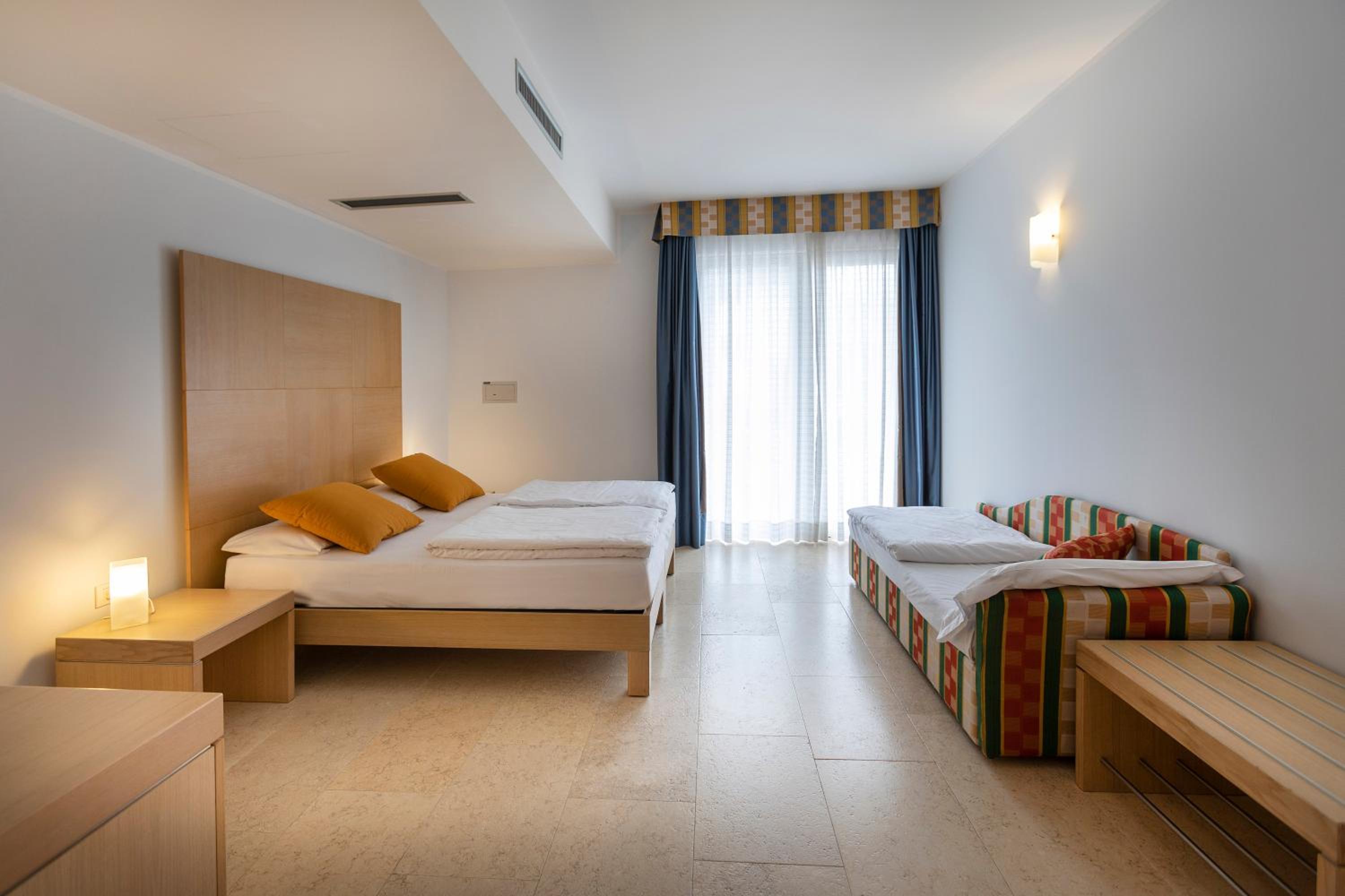 Triple Room with Lake View - Photo 33