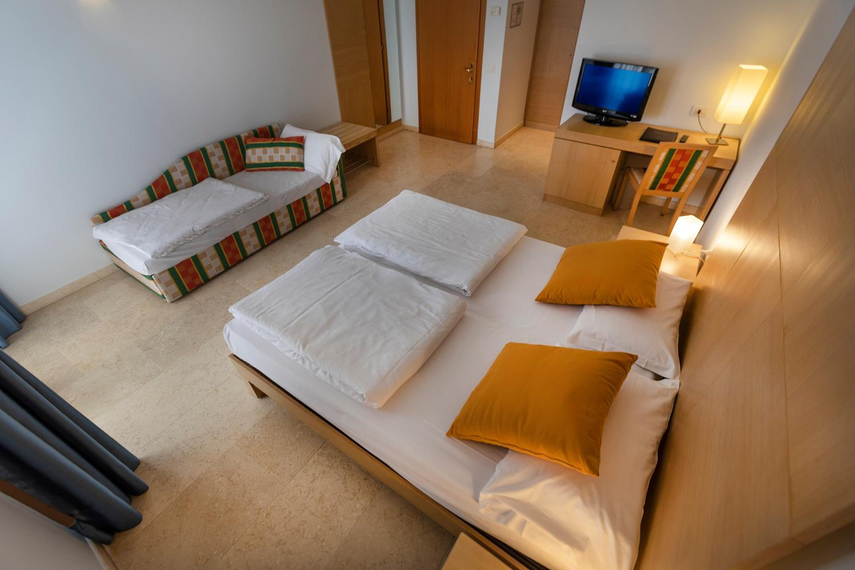 Triple Room with Lake View - Photo 32