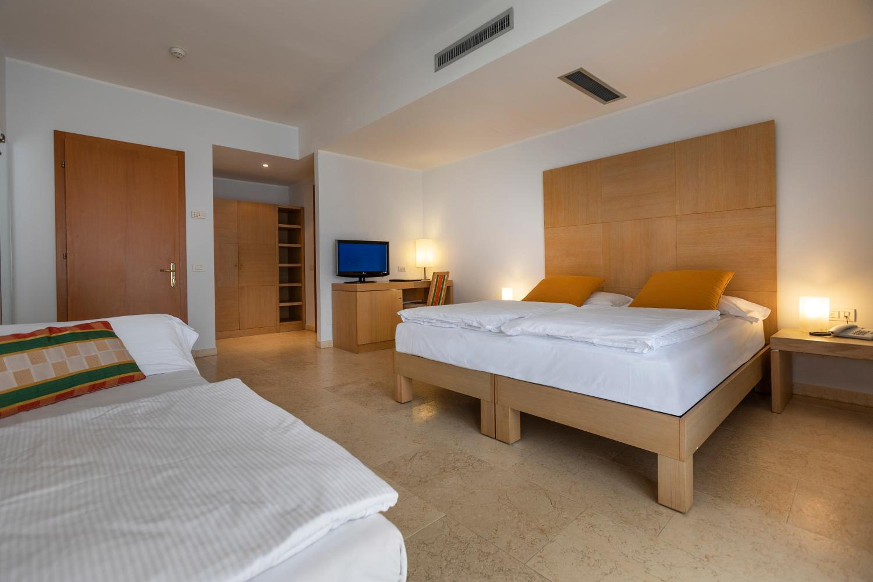 Triple Room with Lake View - Photo 30