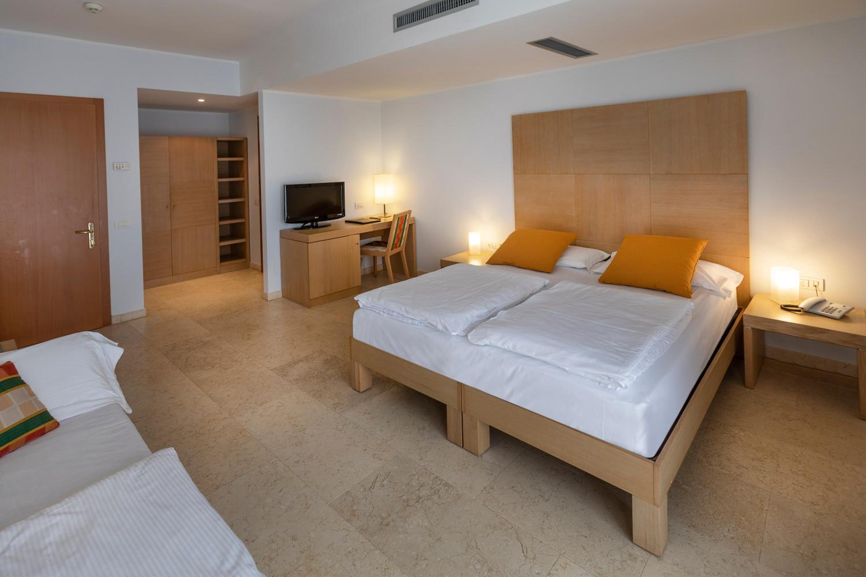 Triple Room with Lake View - Photo 29