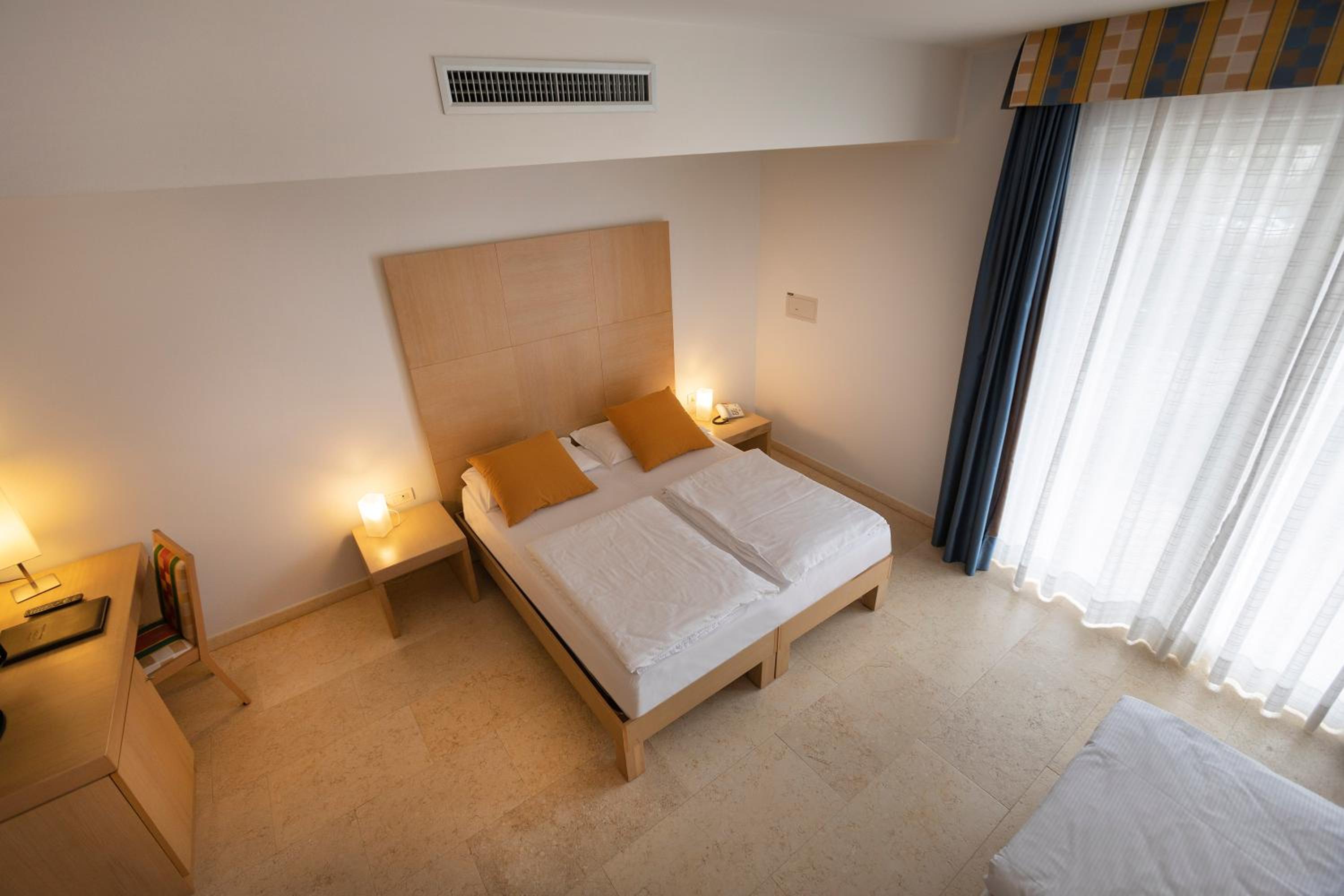 Triple Room with Lake View - Photo 7