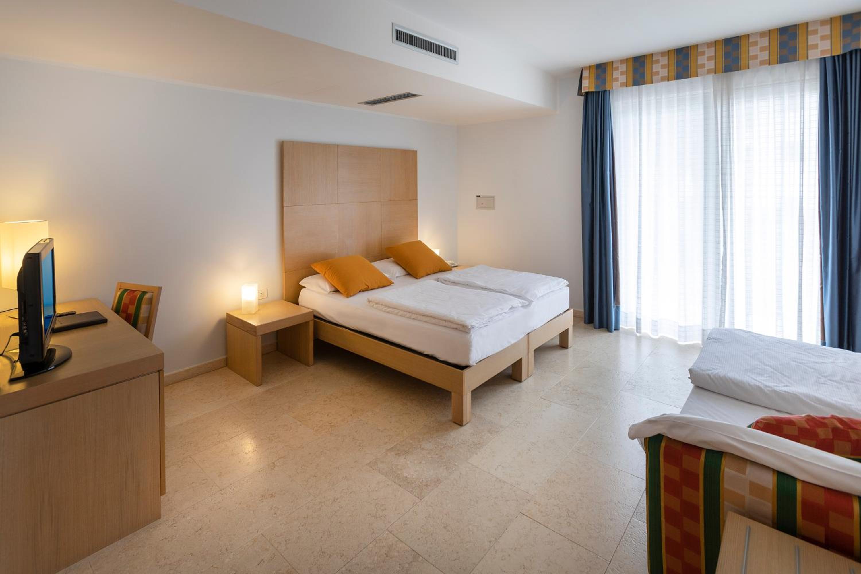 Triple Room with Lake View - Photo 8