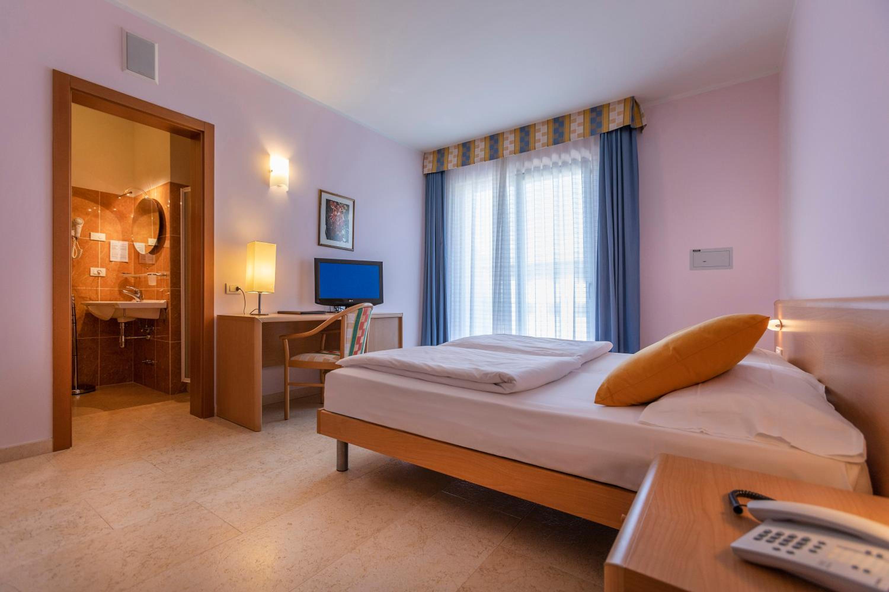 Standard Double or Twin Room photo 3