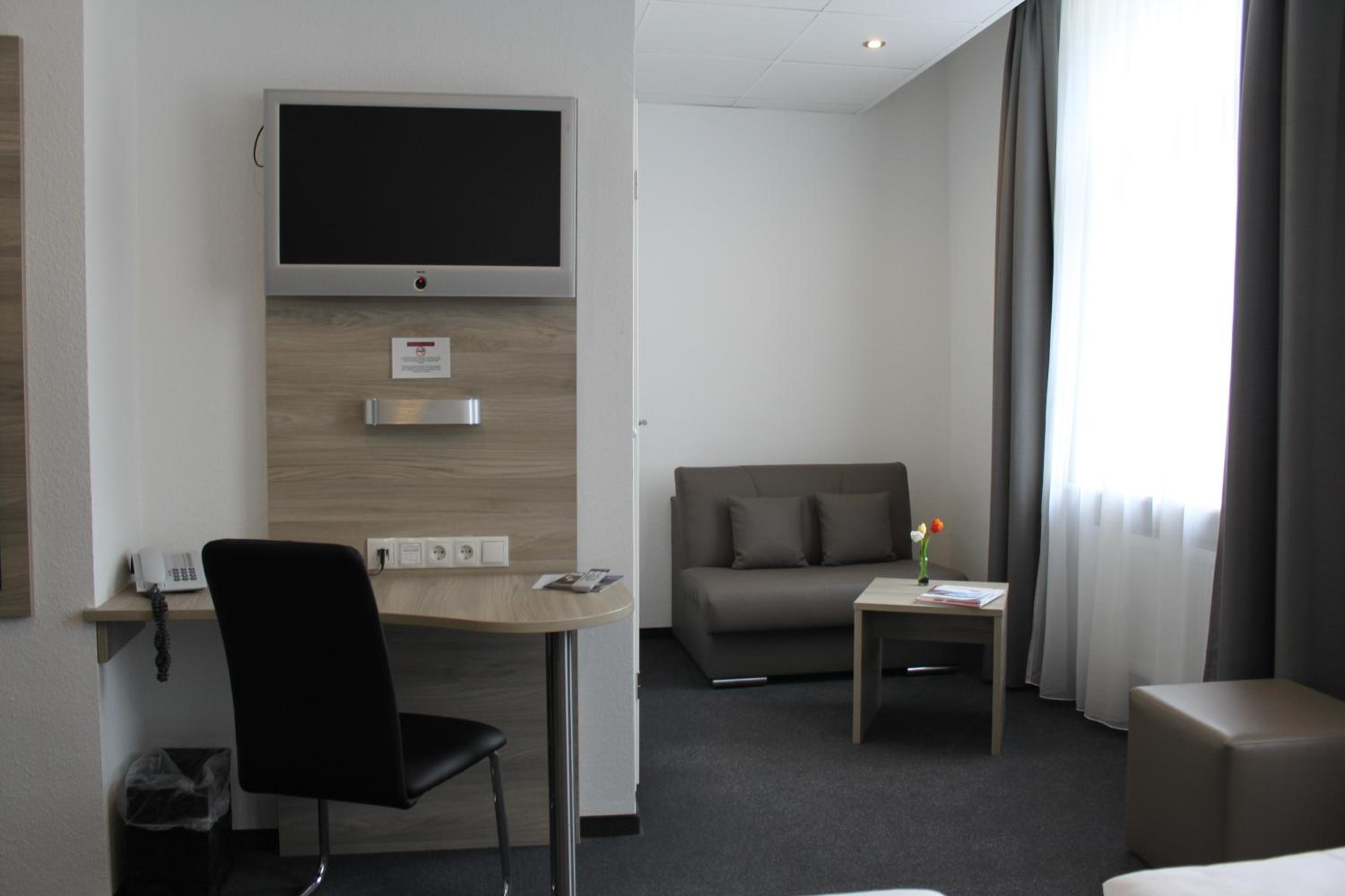 Triple Room thumbnail 6