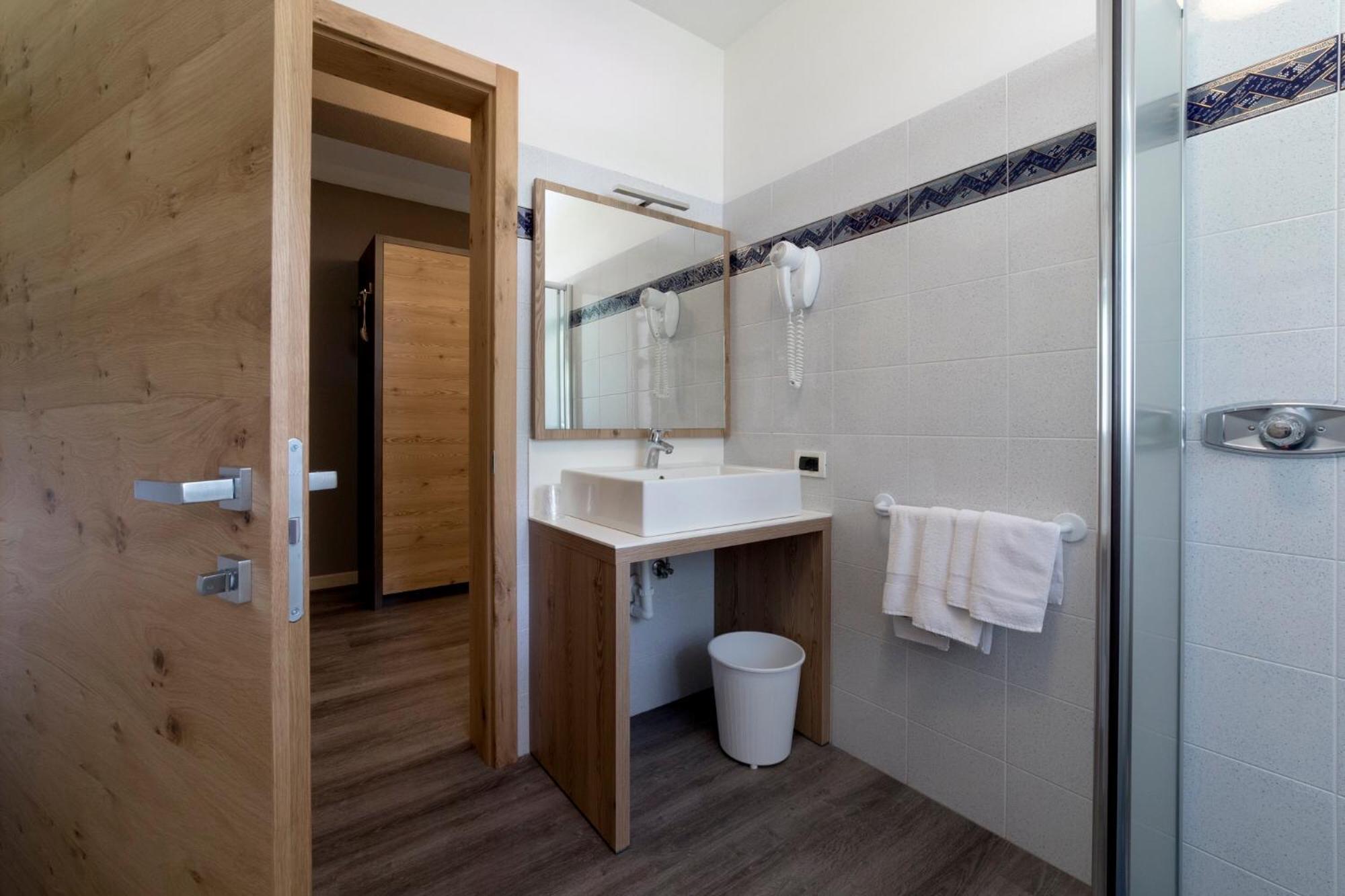 Deluxe Double or Twin Room - Photo 20