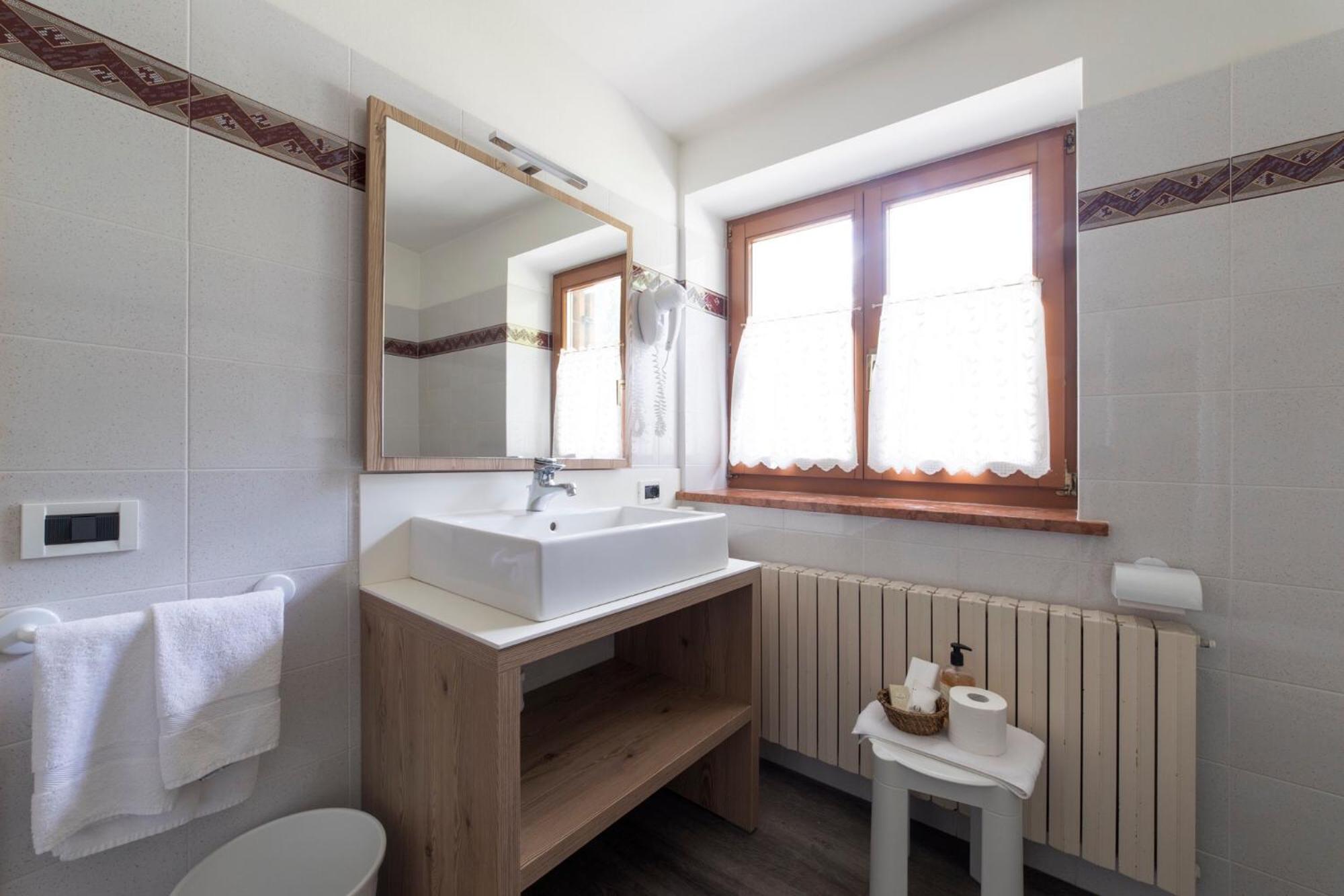 Deluxe Double or Twin Room - Photo 6