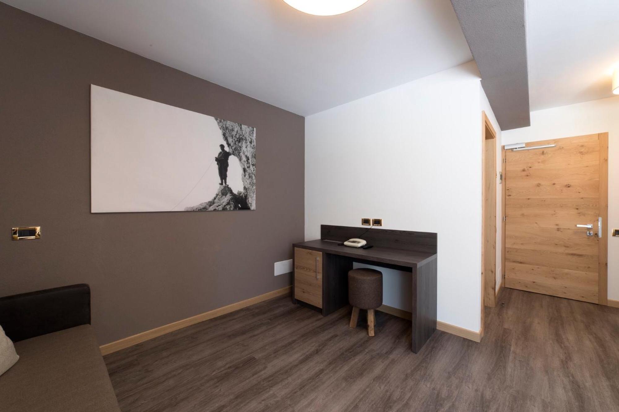 Deluxe Double or Twin Room - Photo 12