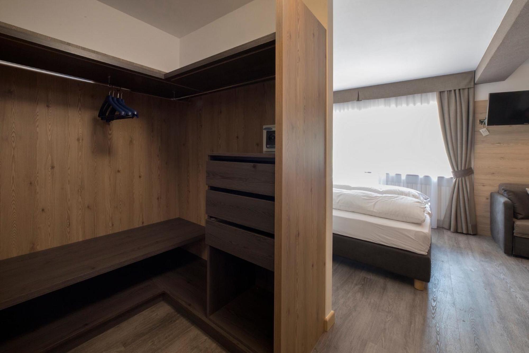 Deluxe Double or Twin Room - Photo 13