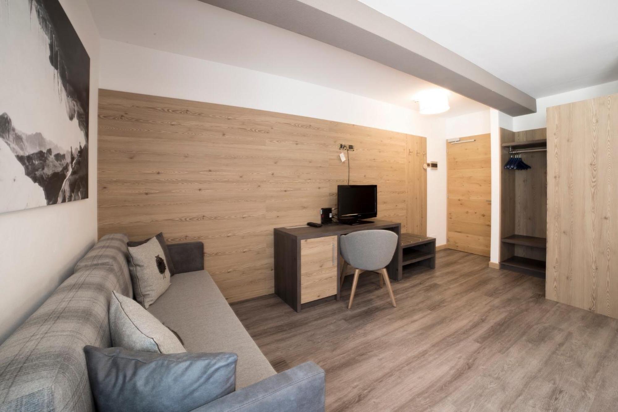 Deluxe Double or Twin Room - Photo 15