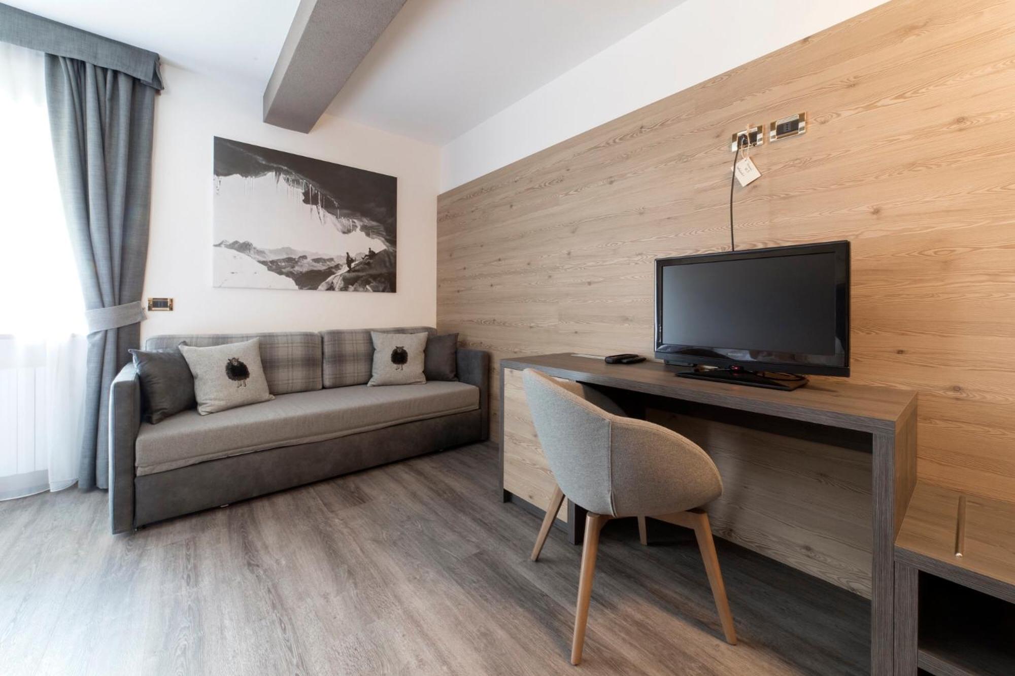 Deluxe Double or Twin Room - Photo 16