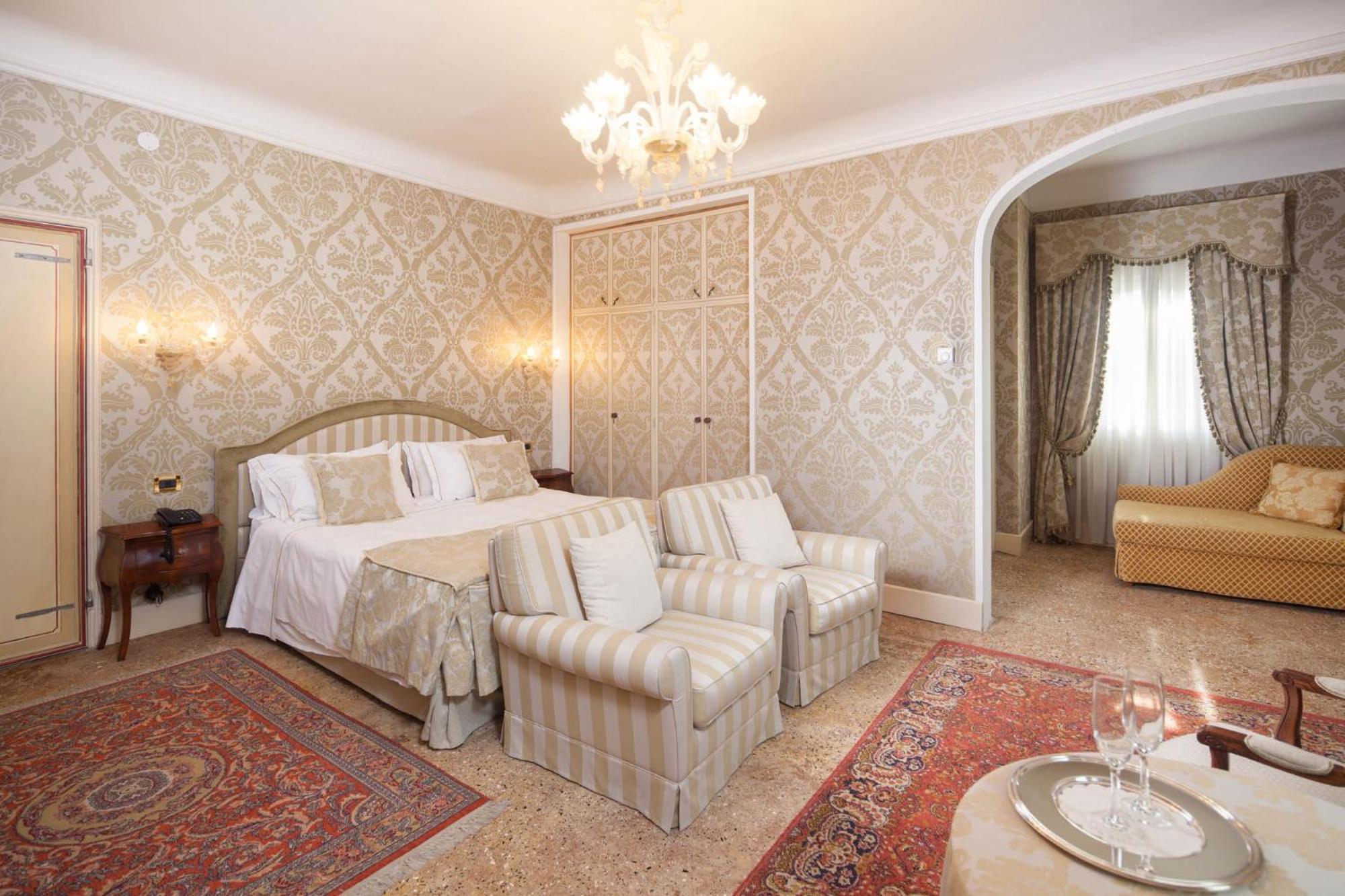 Suite with Park View - Photo 8