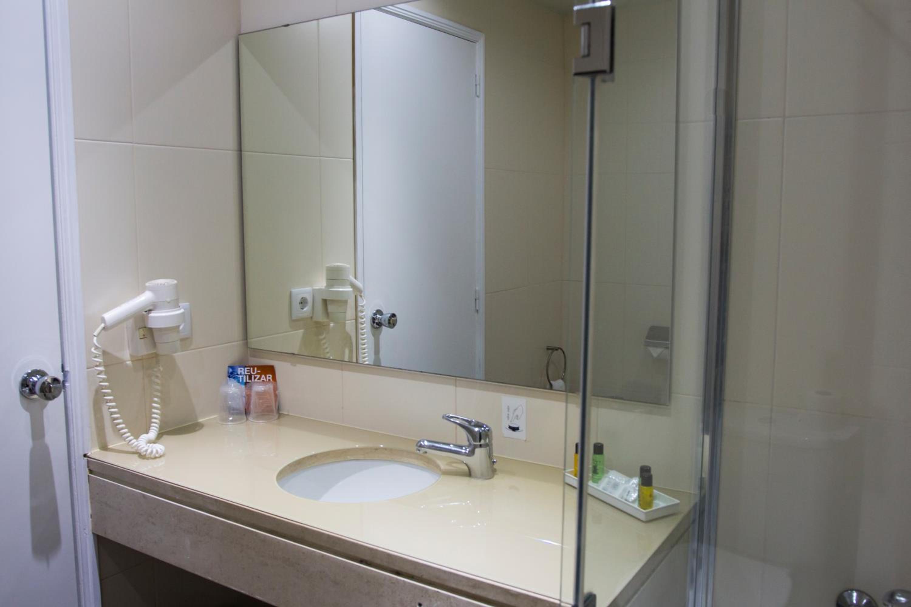 Standard Double Room - Photo 7