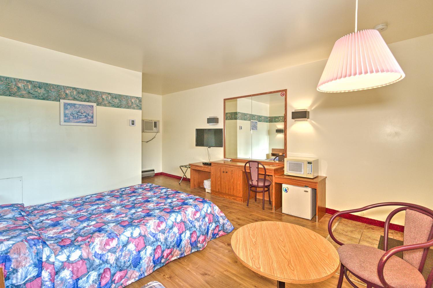 Queen Room - Non-Smoking photo 3