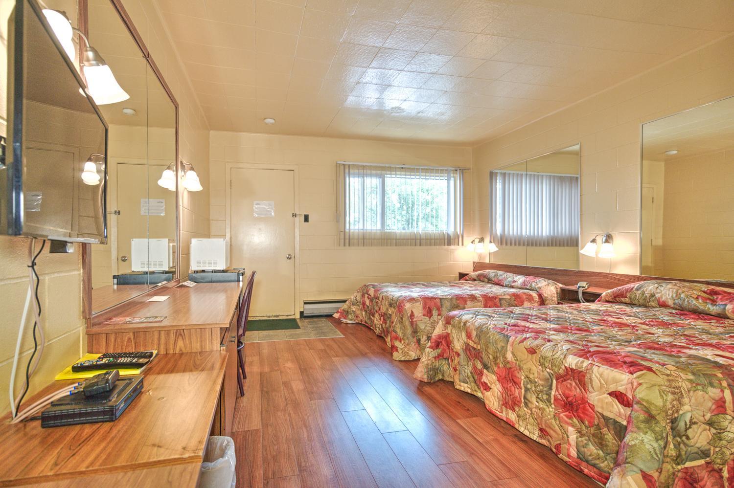 Double Room with Two Double Beds - Smoking photo 1