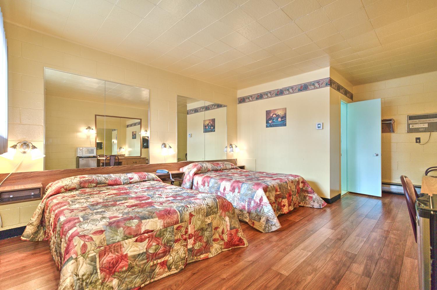Double Room with Two Double Beds - Smoking photo 3