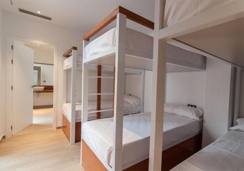 Bed in 8-Bed Dormitory Room with En-Suite Bathroom photo 2