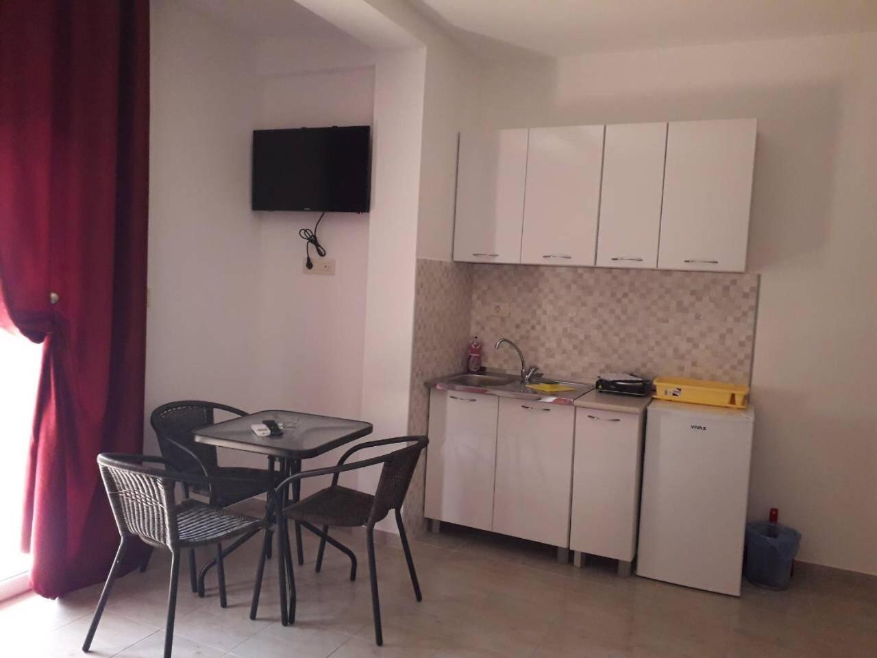 Studio Apartment - Photo 4