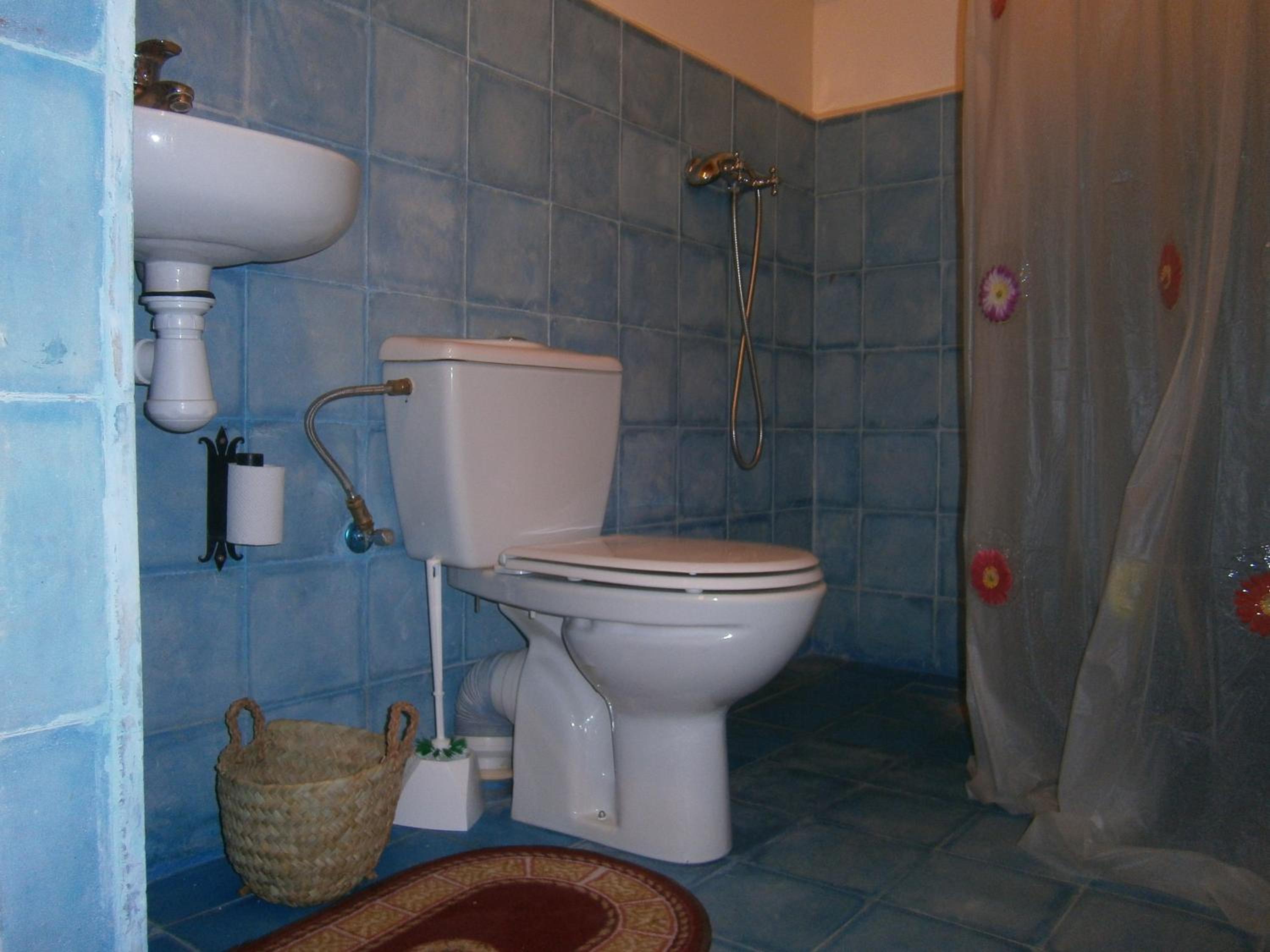 Family Room with Private Bathroom - Photo 6