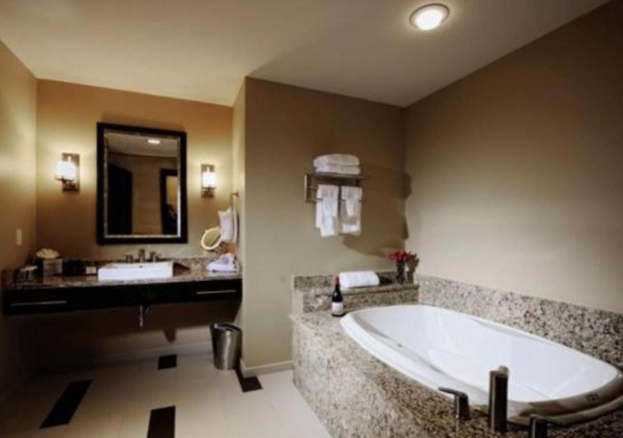 Signature Suite - Photo 8