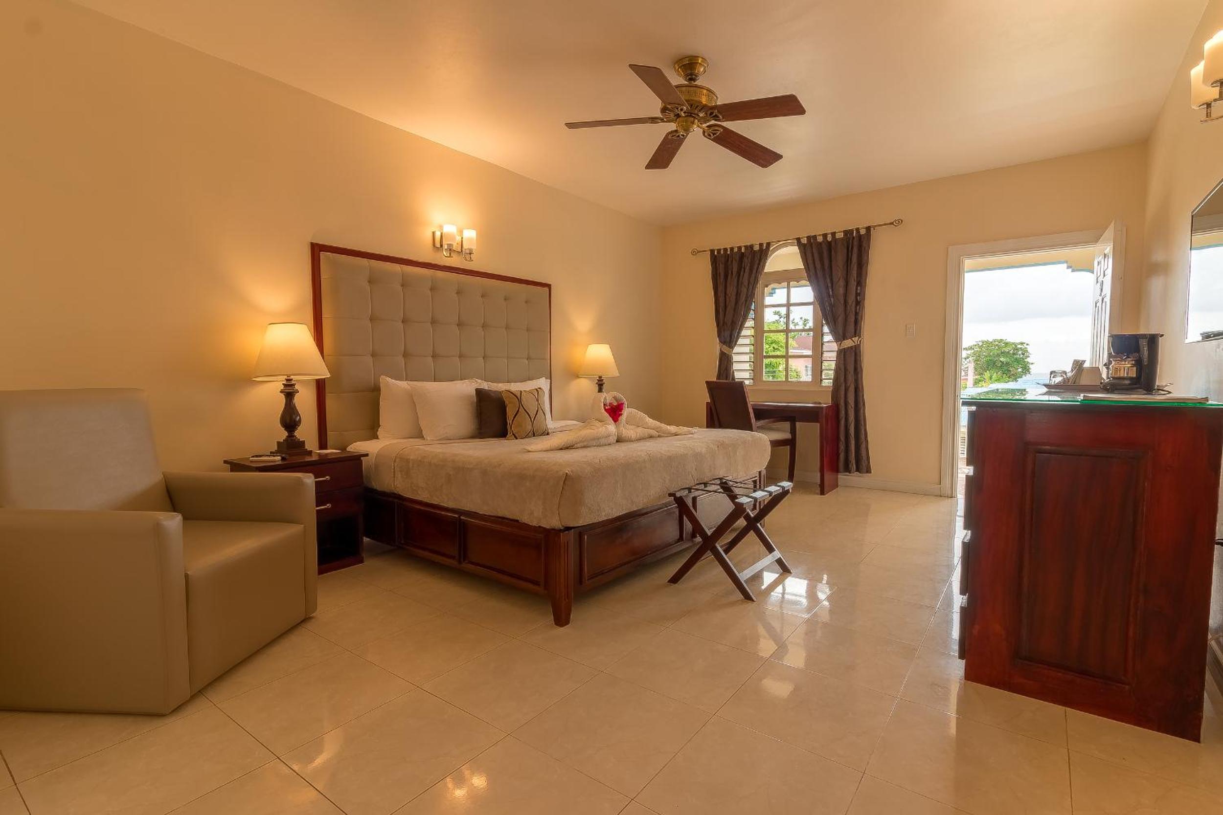 Deluxe King Room - Photo 2