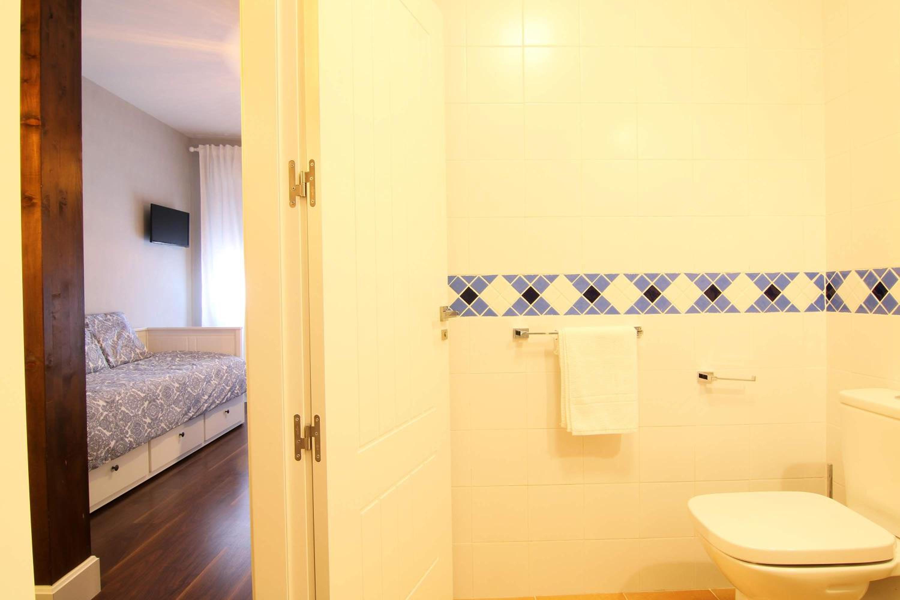 Double Room with Balcony - Photo 4