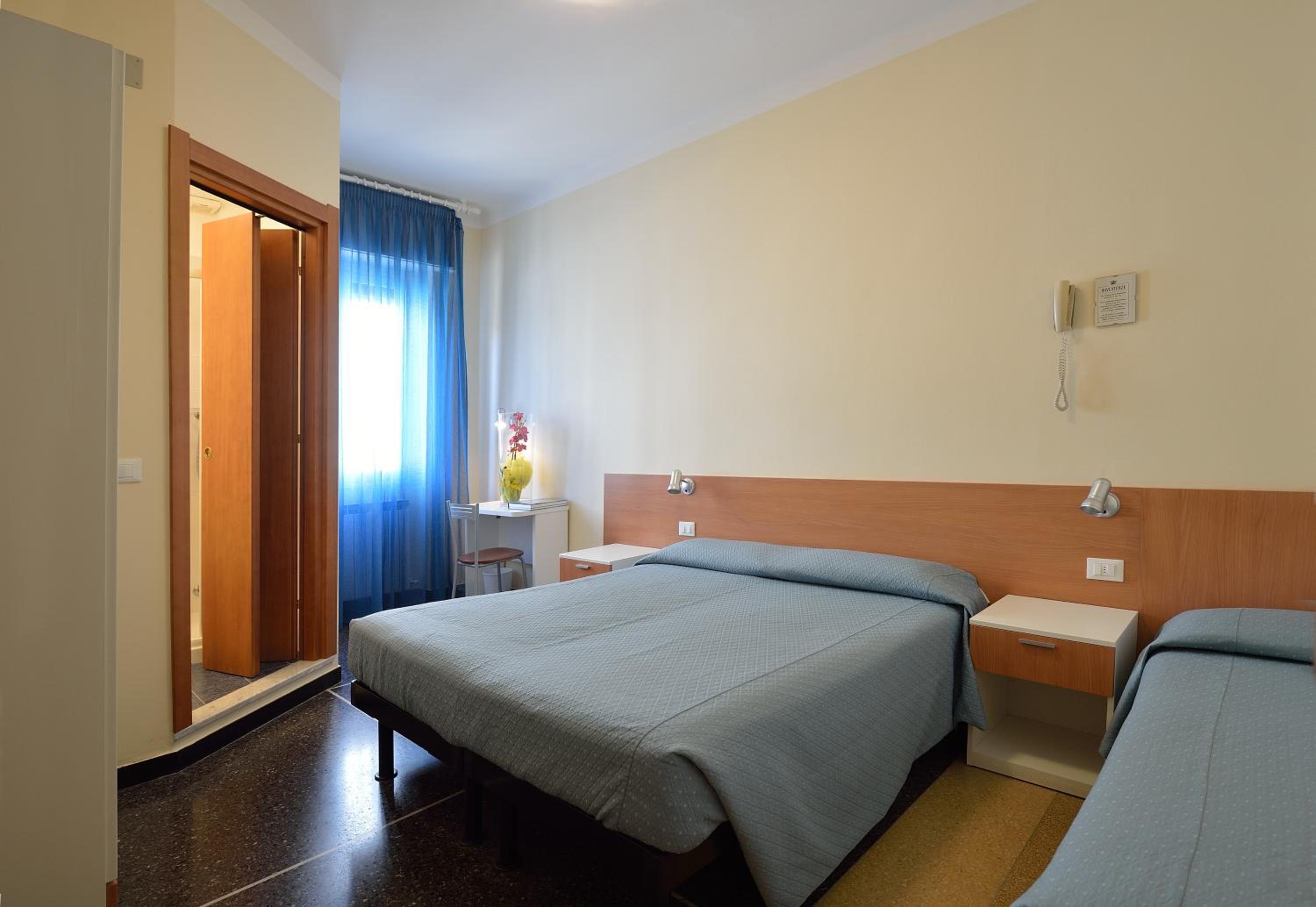 Double Room with Private Bathroom - Photo 6