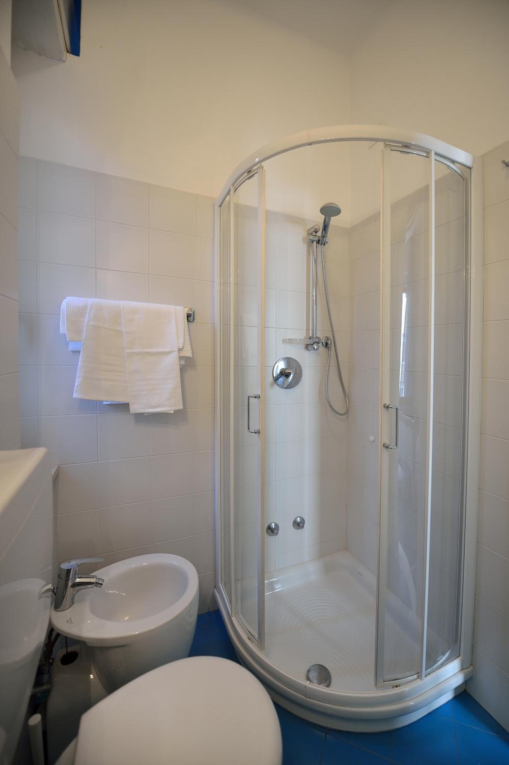 Double Room with Private Bathroom - Photo 2