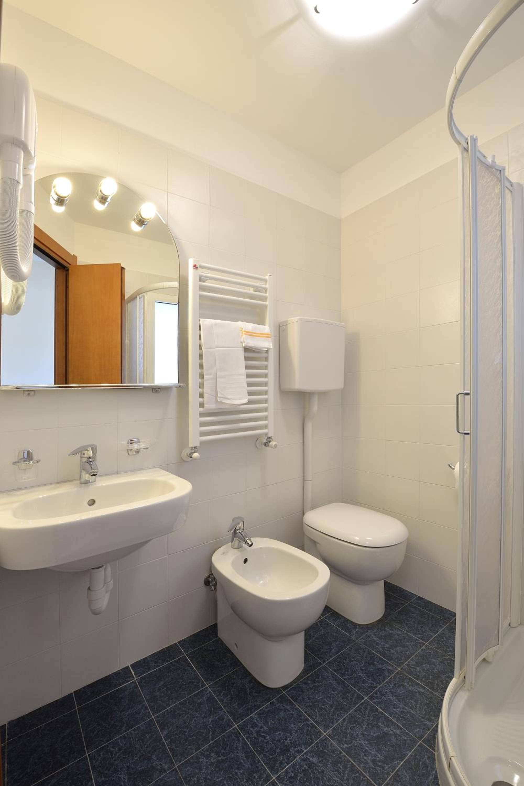 Double Room with Private Bathroom - Photo 3