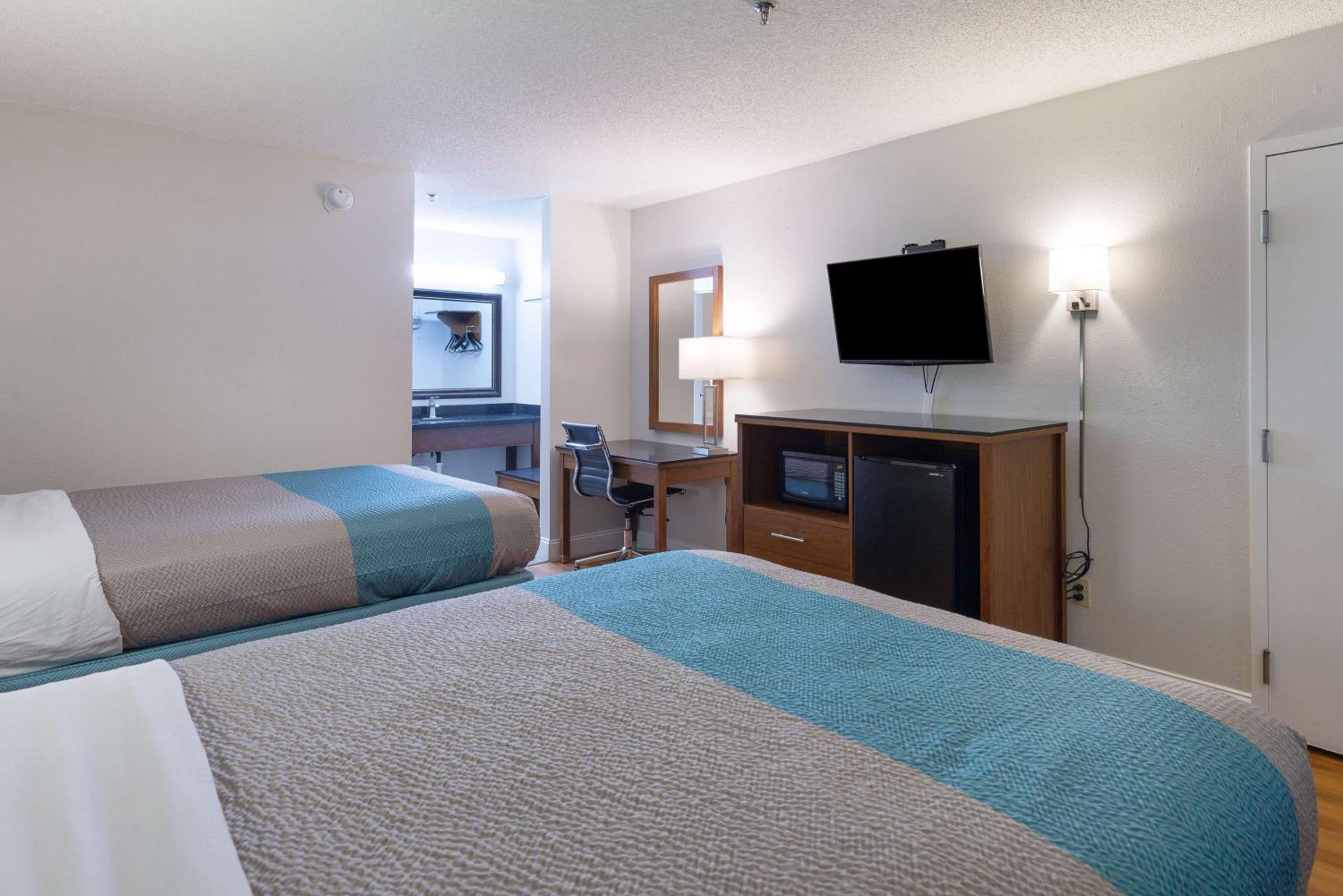 Deluxe Queen Room with Two Queen Beds - Non-Smoking - Photo 4