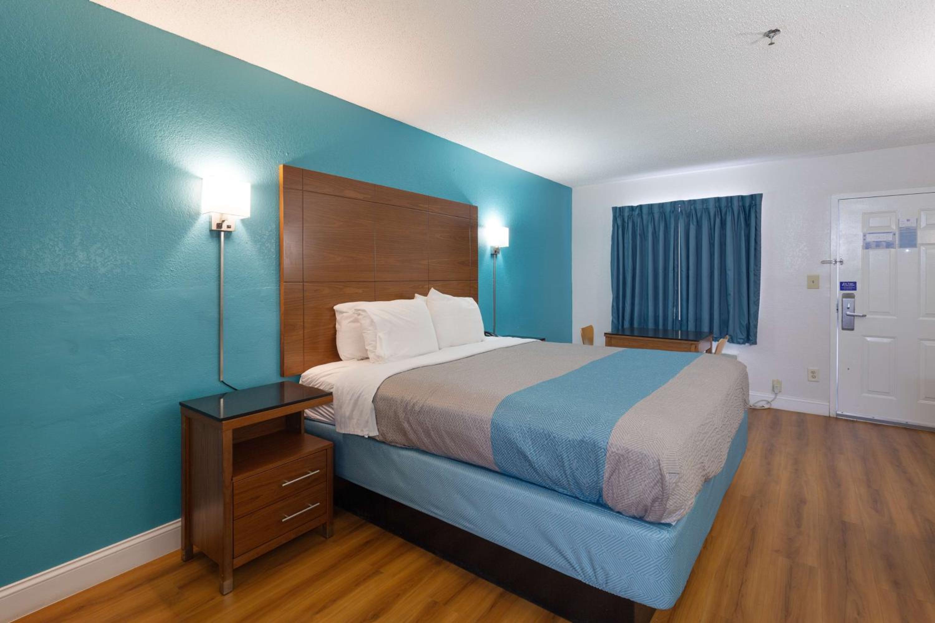 Deluxe King Room - Non-Smoking - Photo 5