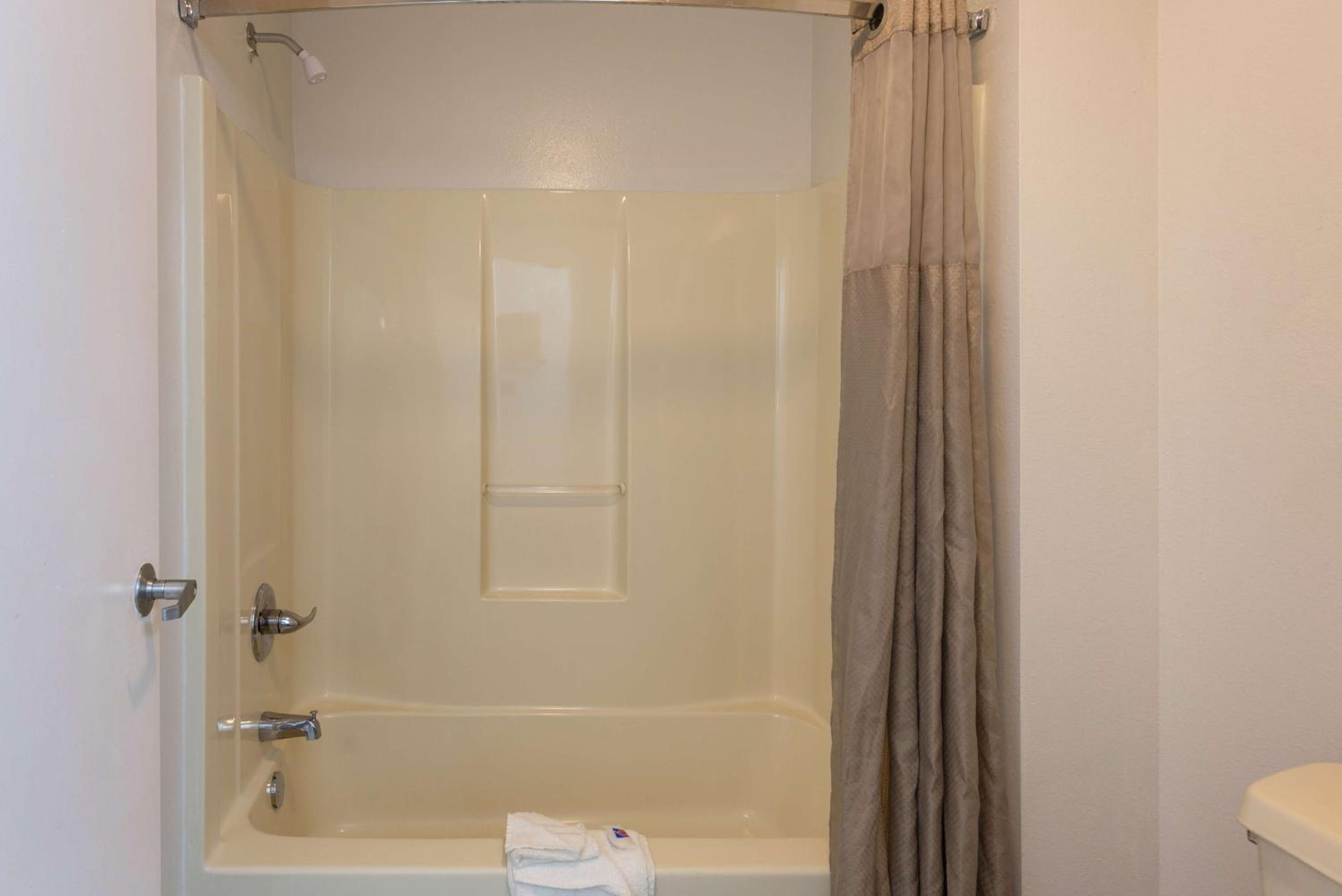 Deluxe Queen Room with Two Queen Beds - Non-Smoking - Photo 9